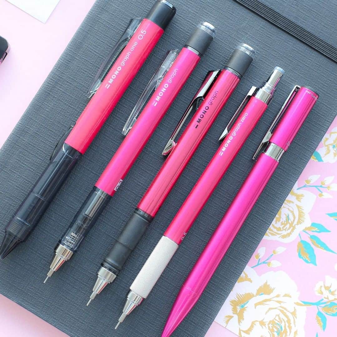 トンボ鉛筆さんのインスタグラム写真 - (トンボ鉛筆Instagram)「６月２日は #ローズの日🌹 トンボの文具から、ローズピンク系を集めました。 パステルピンクもかわいいけど、大人なローズピンクもいいですよね。 今回は真っ黒な文具と合わせてみました パステルピンクと合わせてラブリ～💌にしても、白い文具で爽やかにしてもすてき🍀なローズピンクです🌹 . . . #pink #pinklovers #ぴんく #ぴんくぐらむ #rosepink #happyroseday #トンボ鉛筆 #文房具好きな人と繋がりたい #stationerylove #tombowpencil #文房具好きな人と繋がりたい #ぶんぼうぐ #文具好きさんと繋がりたい #勉強垢 #勉強アカウント #大人の勉強垢 #筆箱の中身 #勉強 #instastudy #勉強垢さんと繋がりたい #勉強垢さんと仲良くなりたい #受験生 #ペンケース #置き画くら部 #置き画 #stationeryaddict #stationerylovers #monograph #モノグラフ」6月2日 18時06分 - tombowpencil