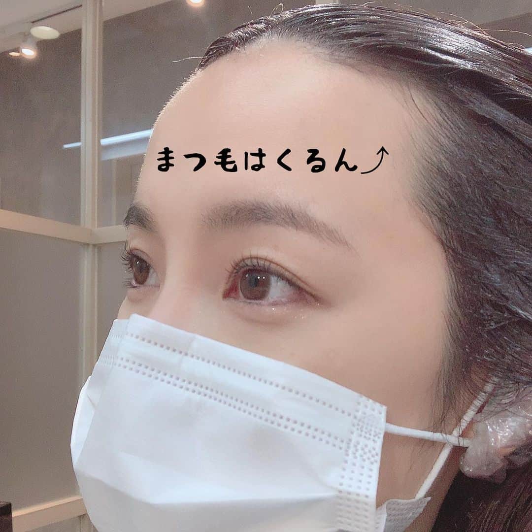さくまみおのインスタグラム：「やっと都内も緊急事態宣言が解除されたのでずっと我慢してたまつ毛サロンと美容室に行って来ました٩( ¨ )ว=͟͟͞͞ まだ注意は必要なのでマスクは手放せないし、消毒もたくさんするので保湿クリームもかかせませんが👋🏻💦 でも今は飲み物は出せないってサロンさんが多い中で美容室では個人個人にパックのジュースを出してくれました😳🍹シェアサロン(フリーの美容師さん達に場所を提供しているサロン)だからおそらく気の利く寺村氏(@trmryt )の自腹だろうな…ありがたや🙇🏻‍♀️✨ . . そしてやっとまつ毛が上向いたのうれしー٩(°̀ᗝ°́)و!!! @olivia_aoyama でいつものパリジェンヌラッシュリフトをしてきました☻ なっちゃん(鈴木氏)も元気そうでよかったー‪ᐠ( ᐛ )ᐟᐠ( ᐖ )ᐟ 相変わらずの腕前で綺麗に上げてくれてありがとう👁✨ﾊﾟﾁｸﾘ . . #パリジェンヌラッシュリフト#オリビア#表参道#まつ毛カール#まつ毛パーマ」