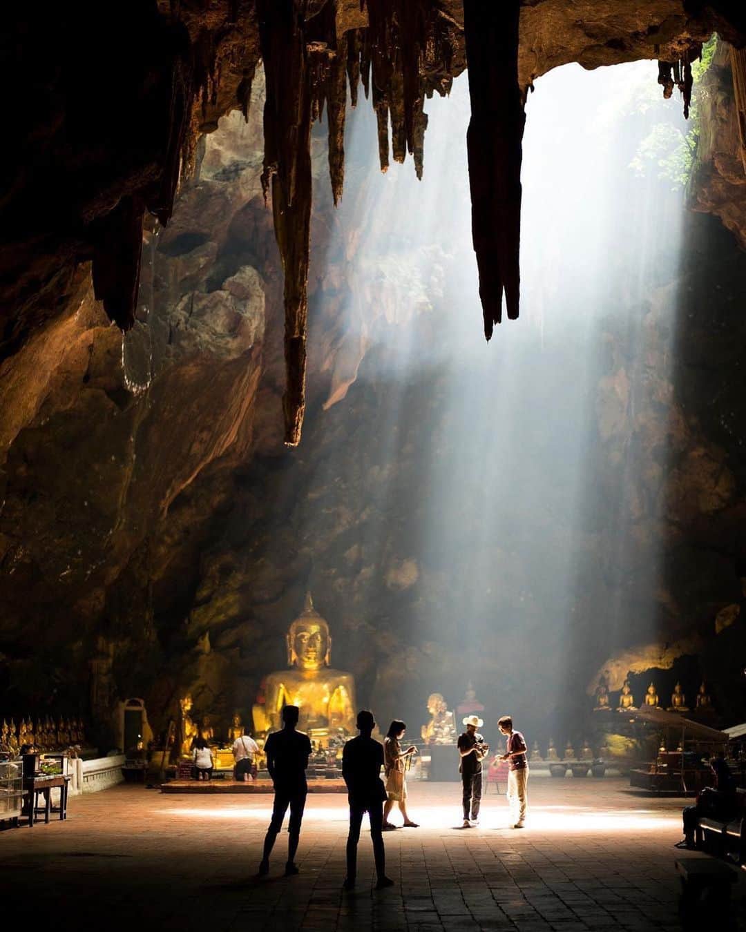 タイ国政府観光庁さんのインスタグラム写真 - (タイ国政府観光庁Instagram)「・﻿ ＼🇹🇭サワッディー・カー🇹🇭／﻿ ﻿ 今週の #こんなタイ知らなかった は、﻿ ペッチャブリー県にある巨大な洞窟「カオ・ルアン洞窟」での一枚📸﻿ ﻿ 洞窟内には美しい黄金の仏像があり、これはチュラロンコーン大王（ラーマ5世）が、ナンクラオ王（ラーマ３世）とモンクット王（ラーマ４世）に捧げるため作られたもの🙏✨﻿ ﻿ 洞窟の天井の裂け目から差し込む光が幻想的ですね☺️﻿ ﻿ @dmjames58 さん、コップン・カー🙏✨﻿ ﻿ ・・・・・・・﻿ 今まで知らなかったタイの魅力を見つけたら、ハッシュタグ #こんなタイ知らなかった をつけて投稿して下さい🌸﻿ ﻿ こちらでご紹介させて頂くことがあります。皆さまからの投稿をお待ちしています😊﻿ ﻿ #repost #タイ #ペッチャブリー #カオルアン洞窟 #洞窟 #仏像 #絶景 #光影 #木漏れ日 #ファインダー越しの私の世界 #写真好きな人と繋がりたい #こんなタイ知らなかった #もっと知りタイ #タイ旅行 #旅好きな人と繋がりたい #旅行好きな人と繋がりたい #海外旅行  #thailand #Phetchaburi #KhaoLuangCave #KhaoLuang #amazingthailand #thailandtravel #thailandtrip #thai #thaistagram #lovethailand #genic_thailand」6月2日 18時09分 - amazingthailandjp