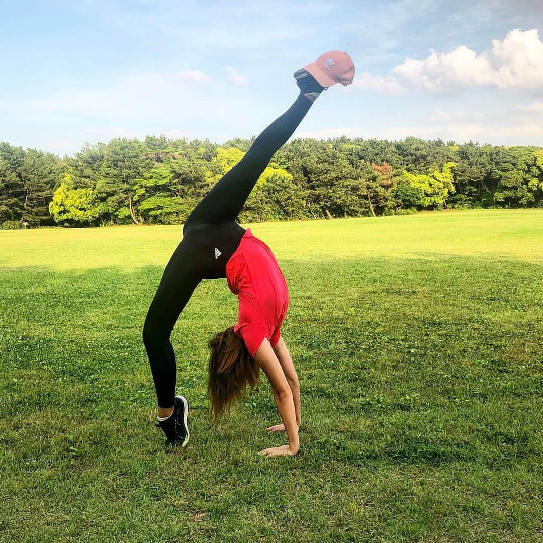 ベネット・マヤのインスタグラム：「This is how you wear a hat right? ☀️🕴🏼 . . . . . . . . #gymnastics #rhythmicgymnastics #flexibility #stretching #yoga #balance #workout #park #adidas」