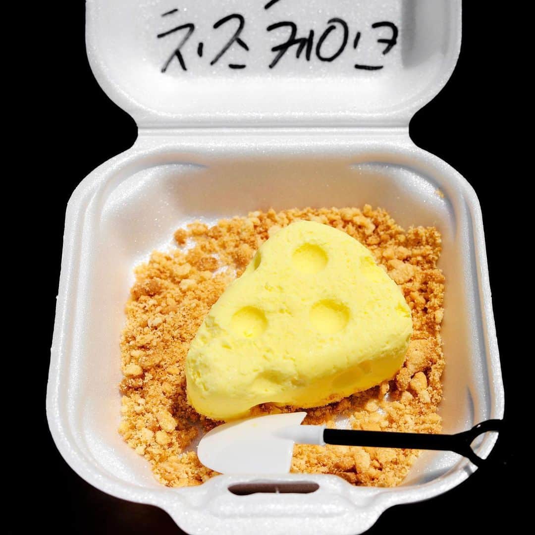きょん。さんのインスタグラム写真 - (きょん。Instagram)「. .  タミゼリ @tamijerry1  どの チーズケーキよりも チーズな チーズケーキの 韓国やー！な 場所で出会いました。  スコップ然り、 ミニチュア的かわいさ 秘めてます。  #タミゼリ #cheesecakes#osaka #osakasweets」6月2日 18時22分 - kyon_tokiiro