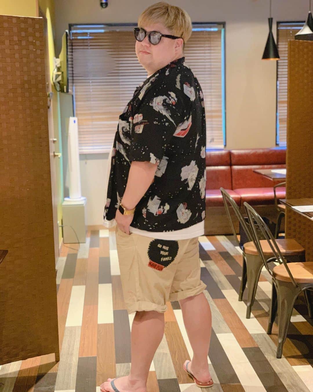 のインスタグラム：「お先に夏させてもうてます！ 大衆演劇アロハシャツ！ お兄さん指スタンダップビーチサンダル！」