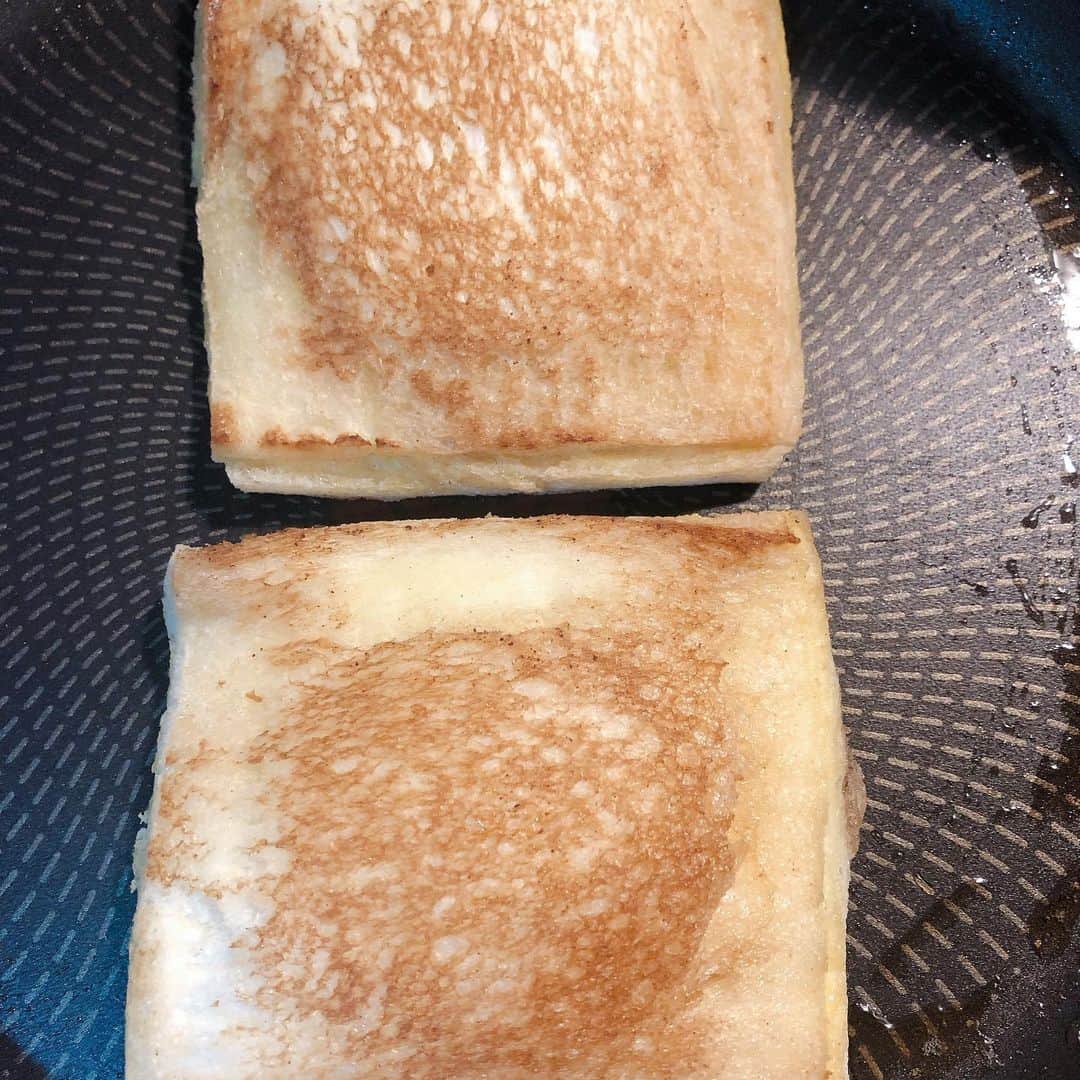 久保田磨希さんのインスタグラム写真 - (久保田磨希Instagram)「もう私と娘はとっくに朝ご飯終わってるんですけど〜、って時間に起きてくる夫に、 わざわざ朝ごはんを作ってあげる優しい私❣️ と、たまには恩着せがましく言ってみる。 これ、適当に作ってみたらめっちゃ美味しかった‼️ 明日もこれにしよっと。 食パンに、スライスチーズと、とろけるチーズとベーコンを挟んで、接着ノリがわりに溶き卵を塗って、周りをランチパックみたいにギューっとやります。私はお箸か、フォークで押さえます。今日はパンの大きさに余裕がなかったからフォークで。 でね、いつもはこのままトースターで焼いてたの。それを、今日見たレシピ動画では バターを落としたフライパンで焼いていたのでやってみたら、 目から鱗❣️ バターが香ばしくてめっちゃ美味しい⭕️⭕️⭕️ 是非〜お試しあれ〜。 夜食にもいいかも👍 #久保田磨希 #ランチパック　みたいなトーストサンド #バターで焼く #目から鱗 #めっちゃ好き」6月2日 18時38分 - maki_kubota1973