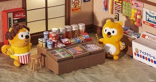 ポンタのインスタグラム：「. . これと、これと・・ あ～どれもおいしそう！！🤤🍡 . . . #ponta #駄菓子 #駄菓子屋 #6月の壁紙 #6月 #ジオラマ #ジオラマの世界 #ミニチュア #ミニチュア雑貨 #ぬい撮り部 #ぬい撮り #ぬいどり #ぬいすたぐらむ #ポンスタグラム #撮りポン」