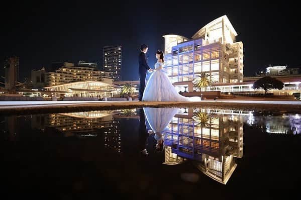 ゼクシィさんのインスタグラム写真 - (ゼクシィInstagram)「【神戸のベイエリアでロマンチックなナイトフォト🌉💗】 . 今回は、#ゼクシィ2020 のハッシュタグをつけて 投稿頂いた中から、ロマンチックフォトをご紹介します。 . ザ・神戸という景色のベイエリア⚓️💙 ベイエリアならではの建物が水面に綺麗に映っていたり、 自然とライトアップされたり 夜ならではの映えPOINTも☝️ . ナイトフォトを考えているプレ花嫁さんは 参考にしてみてくださいね👰✨ . @kvk.wedding さま . +♥+:;;;:+♥+:;;;:+♥+:;;;:+♥+:;;;:+♥+:;;;:+♥ . プロポーズから結婚式まで素敵なお写真募集中！ . ゼクシィ公式アカウントでお写真を紹介してみませんか？ 【#ゼクシィ2020】 を付けて投稿してください📷💐 . +♥+:;;;:+♥+:;;;:+♥+:;;;:+♥+:;;;:+♥+:;;;:+♥ . ▼花嫁さんダウンロード数No.1 ゼクシィアプリはURLから💎 @zexyrecruit . . #ウェディングドレス#カラードレス#お色直し#ドレス迷子#ドレス探し _ #ドレス試着#ドレス試着レポ#ブライダルヘア#ブライダルヘアアクセ#撮影指示書#前撮り指示書#ウェディングフォト#カラードレス迷子#ブルードレス _ #全国のプレ花嫁さんと繋がりたい#日本中のプレ花嫁さんと繋がりたい#神戸後撮り#神戸前撮り#ロケーションフォト#ロマンチックフォト#2020冬婚#2020秋婚#2020夏婚#2020春婚 _ #ナイトフォト#ゼクシィ#ちーむゼクシィ#幸せが動きだしたらゼクシィ」6月2日 18時36分 - zexyrecruit