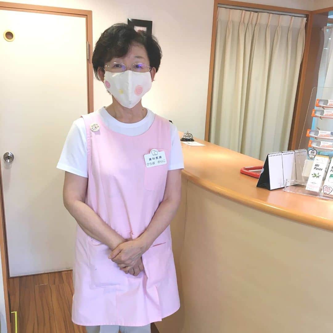 yamatoya(ベビー・キッズ家具の大和屋) さんのインスタグラム写真 - (yamatoya(ベビー・キッズ家具の大和屋) Instagram)「【小児歯科医院へマスクを寄付しました】 .　 この度yamatoyaでは、新型コロナウイルスの感染拡大により、マスク不足が広がっていることを受け、小児歯科医院へマスクを寄付させていただきました。 .　 今回寄付させていただいた先は、愛知県名古屋市にある、日頃から子どものよい歯並び・噛み合わせの指導にも力をいれている渡辺小児歯科さま。 .　 お子さまが小さな時から正しい姿勢で座ることが出来る様にyamatoyaが小児歯科専門医と一緒に考案した「マッチーズハイチェア」も置いていただき 実際にそれを使った指導もされています。 .　 寄付したマスクはyamatoyaが商品に使用しているダブルガーゼ生地を使ったもの。 . 「これならかわいいので、子どもも怖がらないと思うからうれしいです。」 とのことです♪ .　 今回寄付させていただいたのは40枚。 こちらの歯科医院さまから、さらに他の産婦人科の先生たちなどにも使ってもらえるよう和が広まっています！ .　 緊急事態宣言は解除されましたが、まだまだ不安は多いですね。 お子さまをお持ちの方や妊娠中の方、または医療機関に従事されている方は特にその不安が大きいかと思います。 今回の寄付が少しでもそういった方たちの不安とお困りを減らせますように…！ .　 yamatoyaはこのような活動をさらに継続して続けてまいります。 . .  #マスク寄付 #ダブルガーゼマスク #布マスク #コロナウイルス対策 #マッチーズ #matchees #ハイチェア #ベビーチェア #小児歯科 #子どもの歯並び #子どもの姿勢 #渡辺歯科医院 #名古屋市 #赤ちゃん #離乳食 #子育て #yamatoya #大和屋」6月2日 18時36分 - yamatoya_official