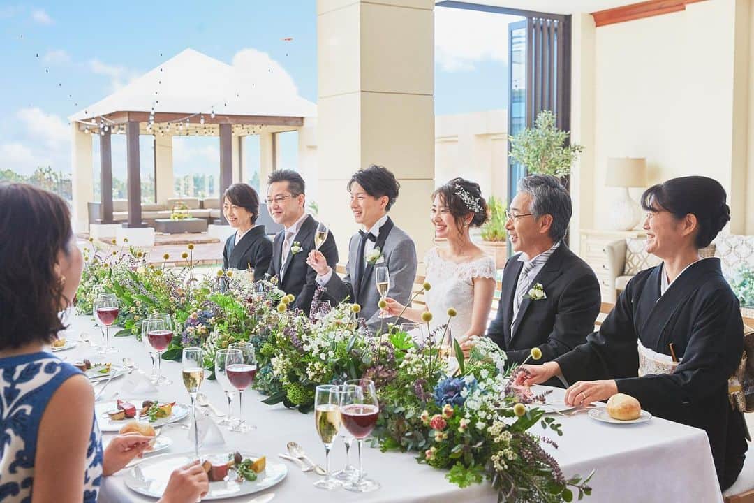 家族挙式さんのインスタグラム写真 - (家族挙式Instagram)「@kazoku_wedding をフォローして、﻿ #家族挙式 でお写真を投稿してくださいね＊*﻿ ﻿ -------------------﻿ 季節に合わせたテーブル装花でおもてなし﻿ ﻿ 季節を感じる華やか演出で﻿ ゲストと楽しむ結婚式は、思い出たっぷり◎﻿ ﻿ ご両親が好きなお花やお気に入りの花言葉の﻿ フラワーコーデなら会話にも﻿ たくさん花が咲くきっかけに﻿ なるかもしれないですね…♡﻿ ﻿ 会場：#セントアクアチャペルtokyobay ﻿ -------------------﻿ ﻿ ❁テレビCM放映中 ▹▸ ”家族挙式ベスト”なら﻿ 【挙式・衣裳・美容・写真】が含まれたプランが99,000円〜叶います＊﻿ ▽予約はTOPのリンクから❁﻿ >>> @kazoku_wedding﻿ -------------------﻿ #家族挙式 #ベストアニバーサリー﻿ #家族 #Family #家族婚﻿ #bestanniversary #少人数婚﻿ #ウェディング #結婚式準備﻿ #結婚式 #フォトウェディング﻿ #プレ花嫁 #卒花﻿ #日本中のプレ花嫁さんと繋がりたい﻿ #花嫁 #卒花嫁 #国内挙式﻿ #weddingdress #ウェディングドレス﻿ #プラコレ #Dressy花嫁﻿ #2020秋婚 #2020冬婚﻿ ＃ジューンブライド﻿ ＃あじさい﻿ ＃季節﻿ ＃テーブルコーデ」6月2日 18時41分 - kazoku_wedding