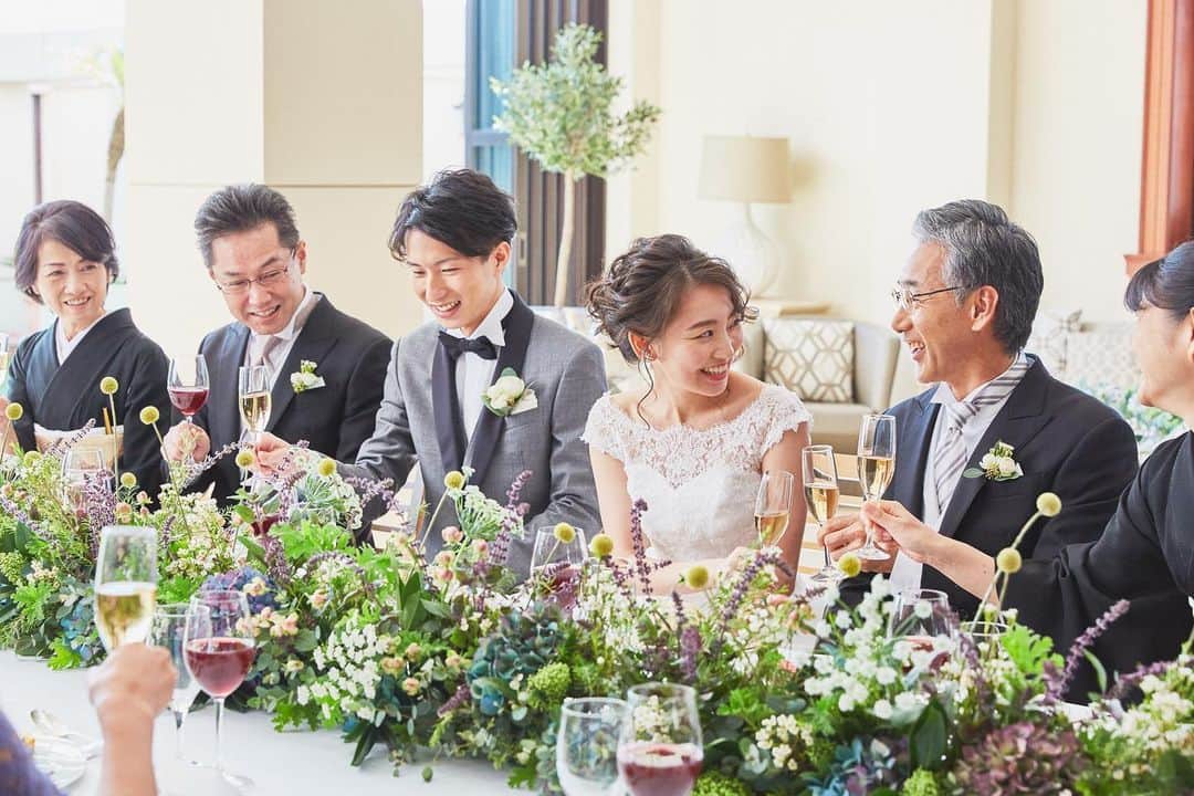 家族挙式さんのインスタグラム写真 - (家族挙式Instagram)「@kazoku_wedding をフォローして、﻿ #家族挙式 でお写真を投稿してくださいね＊*﻿ ﻿ -------------------﻿ 季節に合わせたテーブル装花でおもてなし﻿ ﻿ 季節を感じる華やか演出で﻿ ゲストと楽しむ結婚式は、思い出たっぷり◎﻿ ﻿ ご両親が好きなお花やお気に入りの花言葉の﻿ フラワーコーデなら会話にも﻿ たくさん花が咲くきっかけに﻿ なるかもしれないですね…♡﻿ ﻿ 会場：#セントアクアチャペルtokyobay ﻿ -------------------﻿ ﻿ ❁テレビCM放映中 ▹▸ ”家族挙式ベスト”なら﻿ 【挙式・衣裳・美容・写真】が含まれたプランが99,000円〜叶います＊﻿ ▽予約はTOPのリンクから❁﻿ >>> @kazoku_wedding﻿ -------------------﻿ #家族挙式 #ベストアニバーサリー﻿ #家族 #Family #家族婚﻿ #bestanniversary #少人数婚﻿ #ウェディング #結婚式準備﻿ #結婚式 #フォトウェディング﻿ #プレ花嫁 #卒花﻿ #日本中のプレ花嫁さんと繋がりたい﻿ #花嫁 #卒花嫁 #国内挙式﻿ #weddingdress #ウェディングドレス﻿ #プラコレ #Dressy花嫁﻿ #2020秋婚 #2020冬婚﻿ ＃ジューンブライド﻿ ＃あじさい﻿ ＃季節﻿ ＃テーブルコーデ」6月2日 18時41分 - kazoku_wedding