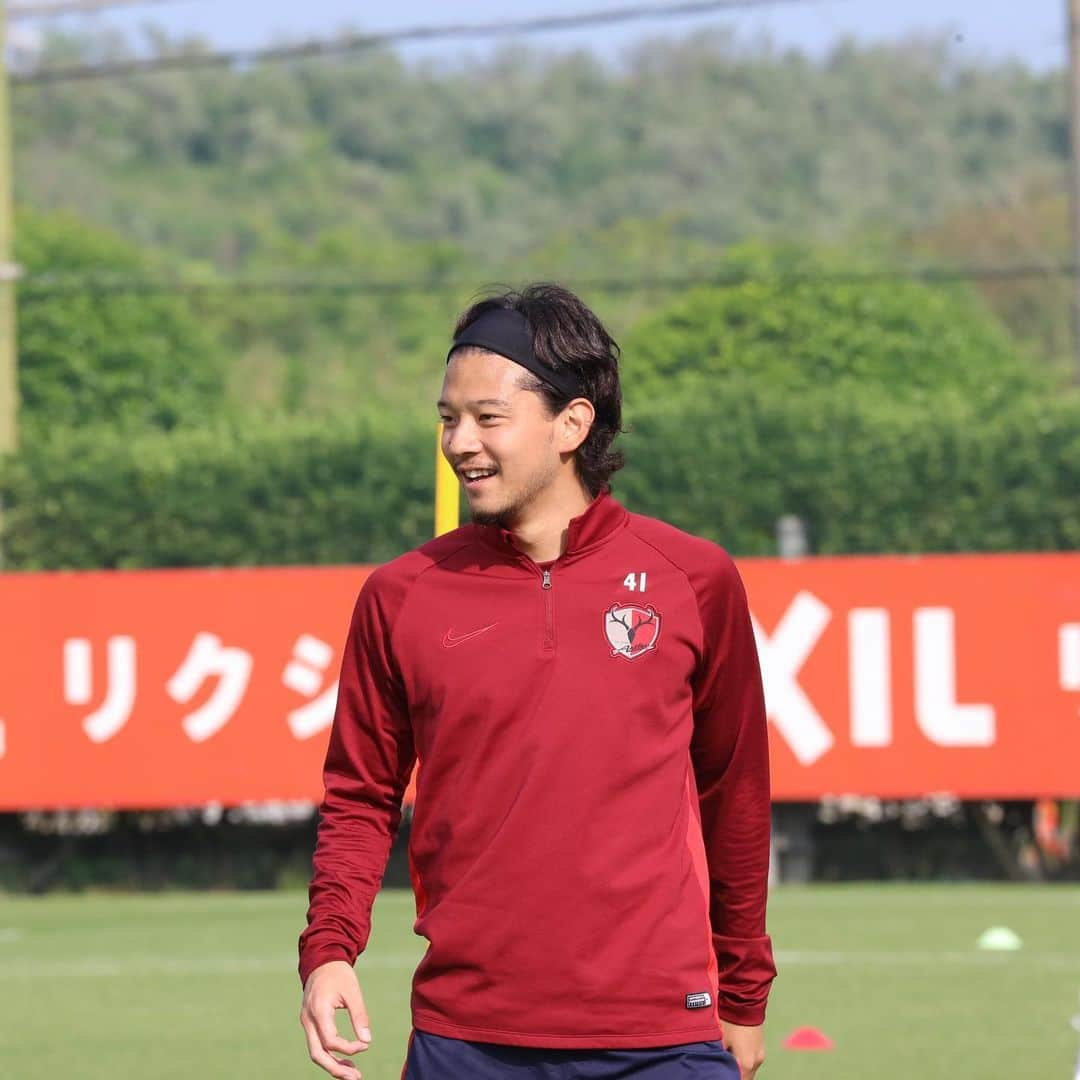 白崎凌兵のインスタグラム：「⚽️⚽️⚽️ #髪伸びたなぁ」