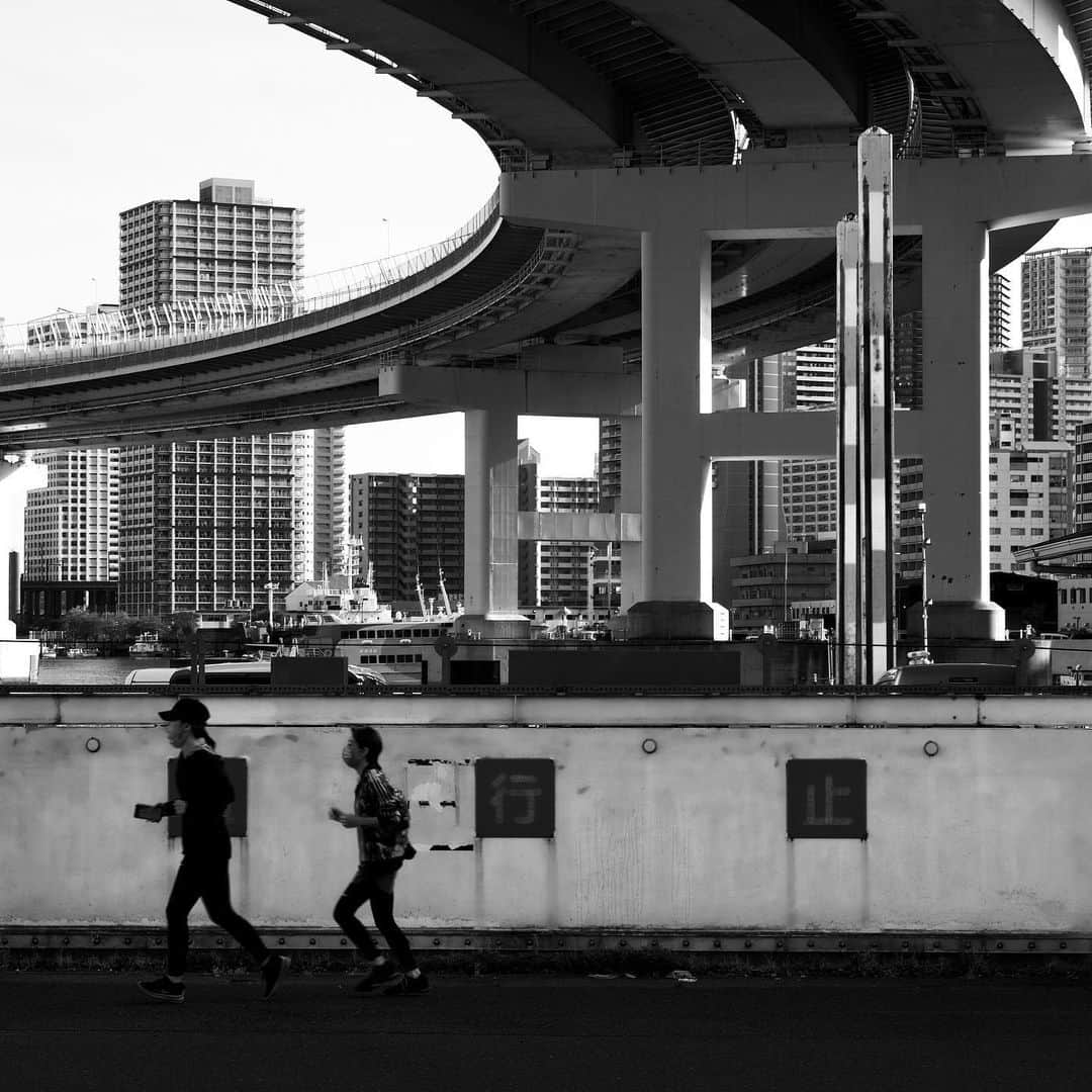 naotakeのインスタグラム：「ジョガー - Joggers / X-T2 & Snapseed, 20200603 . . 夏が近づいていることを実感させる、むし暑い一日。 . . #spicollective #royalsnappingartists #infamous_family #rsa_main #infinity_photo_cult #2_fineart #jp_gallery_member #jp_gallery_bnw #trb_bnw #wp_bnw  #bnw_life #bnwlife_member #bnw_life_shots #bnw_captures #world_bnw #top_bnw #team_jp_ #team_jp_モノクロ #ig_energy_bw #ig_nihon #streetphotographybnw #igersjp #blackandwhite #bnw #bnwphoto #monochrome #bw #bnwphotography #今日もx日和 #xt2」