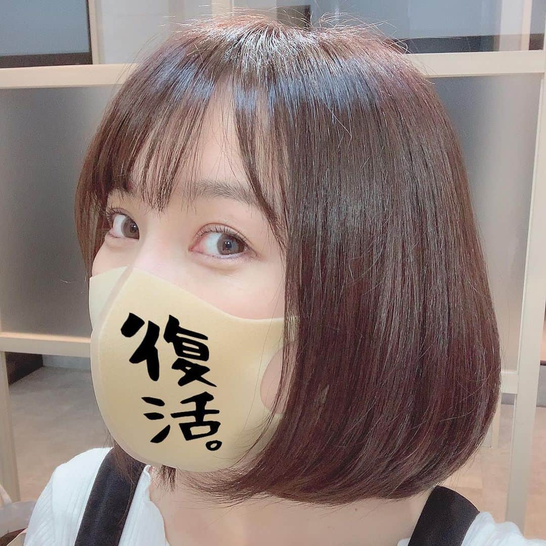 さくまみおのインスタグラム：「完成系。 正確には完成は来週かな？ カラーと縮毛同時にすると髪の毛傷んじゃうから時間をおいた方がよいと美髪のプロ(@trmryt )がおっしゃるのでカットは我慢しました。えらいと褒められました‪⸜((˙꒳​˙ ))⸝ﾄﾞﾔｯ‬ なので今日はリタッチとトリートメントだけしてもらったのですが、まるで全体カラーしたかと思うほどいつも継ぎ目がわからないのよね…新サロン(@emanon.sharesalon )に移動されても寺村プロの腕は相変わらず凄かった( ಠ_ಠ)おおぉ💪🏻✨ﾑﾝｯ . . #美容室#カラー#リタッチ#トリートメント#髪復活」
