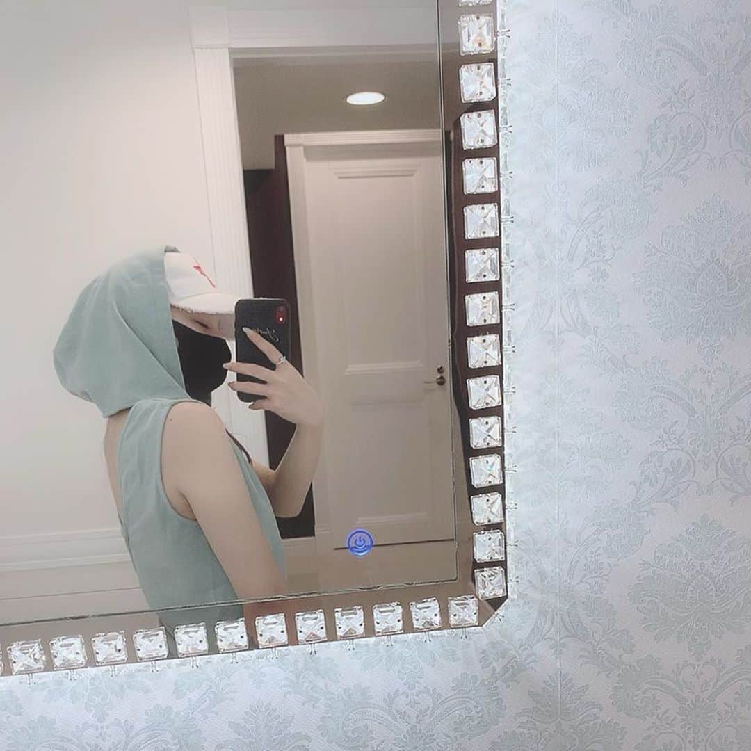 のインスタグラム：「. 今日あぢいね〜🥺 おかげで展示会で頼んだ#gyda 洋服やっと着れました🙏🏿」