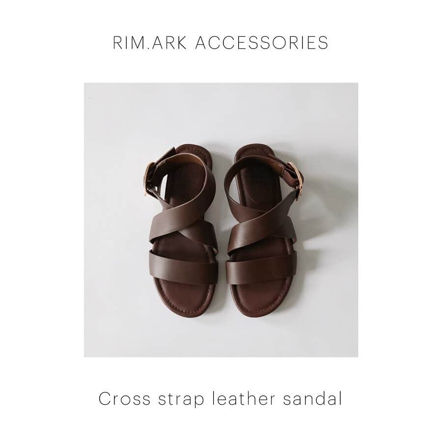 RIM.ARK（リムアーク）さんのインスタグラム写真 - (RIM.ARK（リムアーク）Instagram)「RIM.ARK ACCESSORIES ____ ﻿ ㅤㅤㅤㅤㅤㅤㅤㅤㅤㅤㅤㅤㅤ 6.3 wed shop / online store / shel’tter web store order start ____ ﻿ ㅤㅤㅤㅤㅤㅤㅤㅤㅤㅤㅤㅤㅤ Cross strap leather sandal ¥19,000+tax﻿ ㅤㅤㅤㅤㅤㅤㅤㅤㅤㅤㅤㅤㅤ 太めのクロスストラップに大きめのバックルがシンプルでありながらモードな印象のCross strap leather sandal。歩きやすいだけではなく、合わせるアイテムも選ばずカジュアルにもスタイリッシュにもきまるマルチなデザインが魅力の商品です。 ㅤㅤㅤㅤㅤㅤㅤㅤㅤㅤㅤㅤㅤ 6/3(水)より、RIM.ARK各店、RIM.ARK ONLINE STORE、SHEL'TTER WEB STOREにて発売予定。  RIM.ARK ONLINE STORE、SHEL'TTER WEB STOREでは、入荷リクエスト受付中。  ____﻿ ﻿ㅤㅤㅤㅤㅤㅤㅤㅤㅤㅤㅤㅤㅤ #RIMARK#リムアーク﻿ #2020SSRIMARK #RIMARK_Crossstrapleathersandal」6月2日 18時54分 - rim.ark