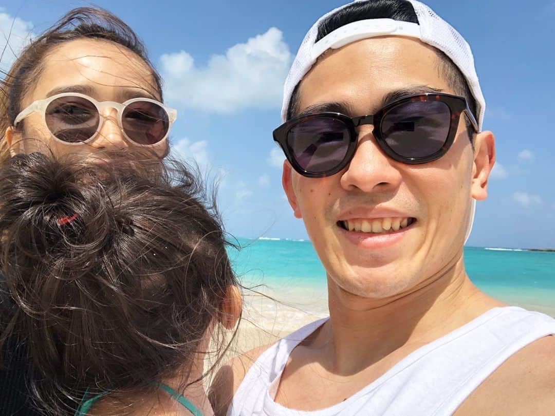 近藤千尋のインスタグラム：「去年のハワイ🌺の写真を見て この頃美羽はお腹にいたんだなぁと思う👶 7ヶ月になった次女は 寝かしつけというものをしないと 寝てくれなくなりました👶 寝ない時はパパママの抱っこを いったりきたり🥺笑❗️ 寝返りをして夜中何回も起きたり😂 長女との性格の違いに驚かされる毎日です👻笑 十愛は布団に置いたら勝手に寝て 8時間くらいぶっ通しで寝てくれたなぁ☺️笑 姉妹って、面白い👩‍❤️‍👩 #2歳差育児 #姉妹 #7ヶ月」