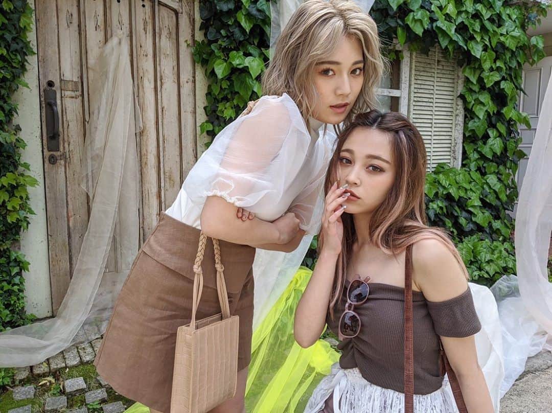 浪花ほのかのインスタグラム：「7月号発売しました☆ えなちゃん、ぽよさん、きょやくん、なすくんの卒業おめでとうございます🎂  今月のギャル企画のオフショット！ 是非チェックしてみてね！」