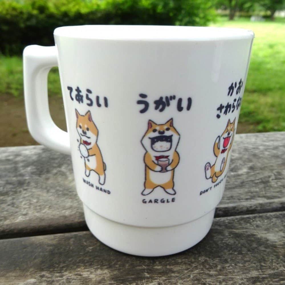 みずしな孝之のインスタグラム：「できますムーコのプラスチックコップの販売開始が あした6/3（水）の18時からに決まりました。 18時に悪意1000％のサイトにアクセスよろしくお願いします！  https://akui1000.com/  数量限定ですが、Tシャツも再販されるそうですので、 ご興味ありましたらこちらもよろしくお願いします！」