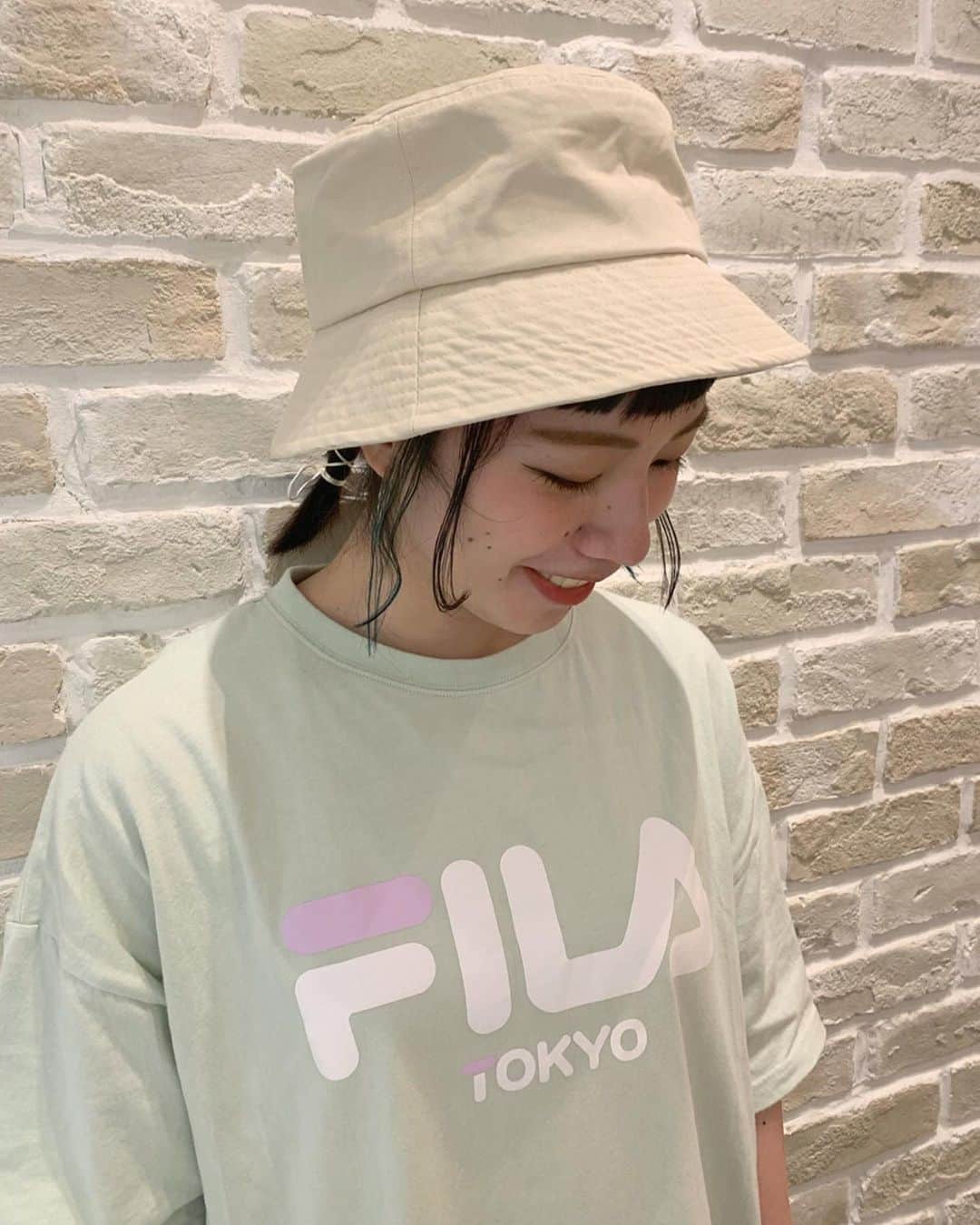 のインスタグラム：「FILA×earth music＆ecology  毎シーズン大人気！  FILAとearthのコラボTシャツに新色が登場。  他では買えない！ 別注カラー展開とロゴプリントがポイント◎  トレンドのビッグシルエットがスタイリングにこなれ感が出て、同時に華奢見せ効果が期待できます♪  #earthmusicandecology #アースミュージックアンドエコロジー #stripeclub#ストライプクラブ」