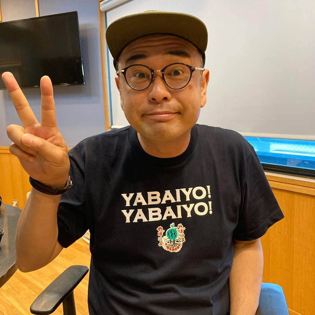 中島ヒロトさんのインスタグラム写真 - (中島ヒロトInstagram)「Tシャツチャレンジ（特別編）。 昨日着ようと思ったけど、802の開局記念日に、テレビ東京の番組のTシャツは変だな、と思い（笑）今日に。 802RMの番組スタッフからの誕生日プレゼント。出川さんの番組が好きで、って話をしてたのスタッフが覚えてくれてて、これを。メチャクチャ嬉しい気遣いです。これと、ちょっといいウイスキー。ウチのチーム、大好きです。このチームで毎日ラジオやれて幸せです。これからもよろしく。 出川さんとさまぁ〜ずさんとバナナマンさんに元気もらってます（笑）。 俺からももっと皆さんに元気を届けられるよう、これからも頑張ります。  #fm802 #802rm #充電させてもらえませんか  #出川哲朗  #テレビ東京 #テレビ大阪 #yabaiyoyabaiyo  #workdaysbecameplaydays  #staycreativestayplayful」6月2日 19時08分 - djhirotonakajima