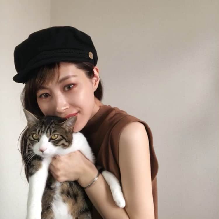 保科真紀さんのインスタグラム写真 - (保科真紀Instagram)「.﻿ 仕事が再開してから﻿ 猫ちゃん元気？☺︎とお客様によく聞かれます﻿ ﻿ とても元気です🐈🐈﻿ ﻿ どんどん太ってきましたが﻿ 毎日楽しいです😍﻿ あんなに猫嫌いだったのに…﻿ 今は可愛くてたまりません。笑﻿ ﻿ ﻿ ﻿ #cat﻿ #catstagram﻿ #猫嫌い克服 ﻿ #猫のいる暮らし ﻿ ﻿ ﻿ ﻿ ﻿ ﻿」6月2日 19時10分 - uka_makihoshina