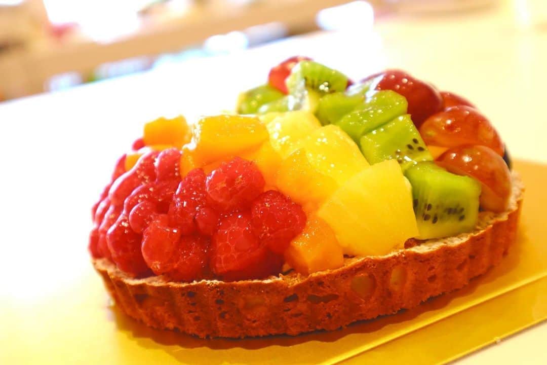 中谷彩伽のインスタグラム：「. タルト作りました🍇🍓🥝 普段ケーキ食べないからたまーに食べるのが凄く幸せ💞 フルーツは、7種類でフランボワーズ、マンゴー、パイナップル、キウイ、ぶどう、ブルーベリー、レッドラカント✨ あとで、珈琲淹れて食べるよー( ﻿˶﻿´⚰︎`˵﻿ ) . #7種フルーツのレインボータルト #タルト #お菓子作り #一眼レフ #EOSKissM #Canon #キャノン #KissM #abcクッキング #abccooking #シーズンメニュー」