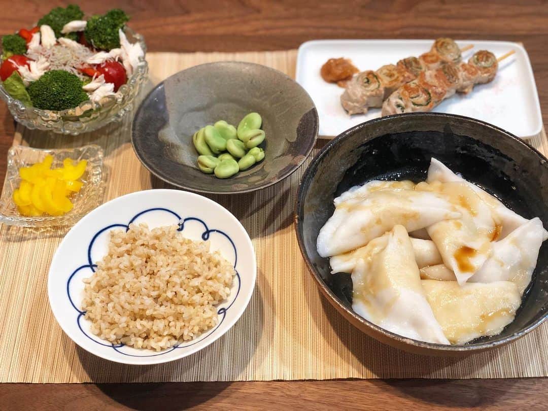 西木恵美里のインスタグラム：「#米粉の水餃子 #豚肉しそ巻き梅肉添え #そら豆の塩茹で #しらすサラダ #パプリカの浅漬け #玄米  家トレが続く間は少し食べる量が減ってご飯減らし気味になっている中、トレーニングが始まったら始まったでお昼疲れて残したり、という日が続いているのでエネルギー不足しないようにと米粉の水餃子を！ ぷるぷるで美味しかった〜🥟 少しでも再開の日に調子が良くなりますように⚽️」