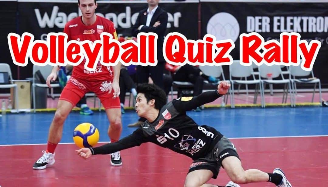 のインスタグラム：「【Volleyball Quiz Rally】 皆さんこんにちは！ 今回 @otakekirogram から #バレーボールクイズラリー のバトンを頂いたので僕から皆さんにクイズを出したいと思います🤔 僕はリベロという守備専門のポジションなので、今回はディフェンスの"ディグ"と呼ばれる用語についてクイズを出したいと思います！ では早速問題です！ バレーボールのディフェンスの用語の１つでもある"ディグ"の語源は①〜③の内どれでしょうか？ ①掘る(ほる) ②拾う(ひろう) ③掬う(すくう) 色々な諸説があると思いますが一般的に"ディグ"の語源はどこから来ていると思うか皆さん考えてみて下さい！ 答えが分かっていてもコメント欄に投稿しないで下さい🙇🏻‍♂️ 明日のストーリーで答えと次パスする人(問題の出題者)を発表します！ #バレーボールクイズラリー  #バレーボールチャンネル  #バレチャン」