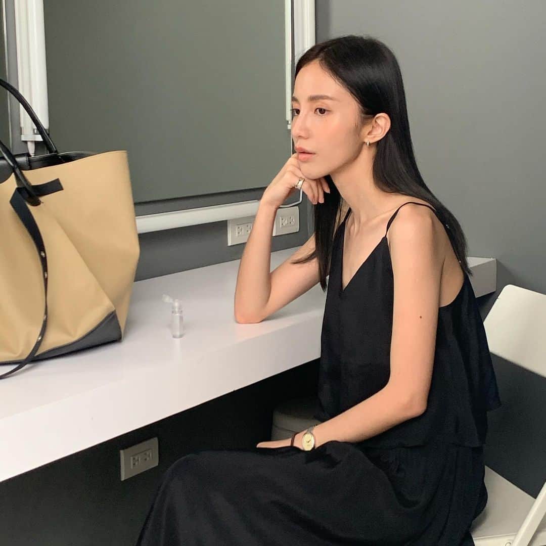 チャン・チュンニンのインスタグラム：「阿嬤每次看到我就說： 妳這麼小一隻 背一個這麼大的包包～  我都會回 因為我又帶一隻貓回來啊  阿嬤的臉都會瞬間皺在一起 （小時候太愛撿動物回家撿到阿嬤都害怕）  已經習慣了 加上帶小包出門總會有種不安感  覺得是不是什麼忘記帶  但是大包的壞處就是越裝越多😂  ootd @dazzlingdazzlin」