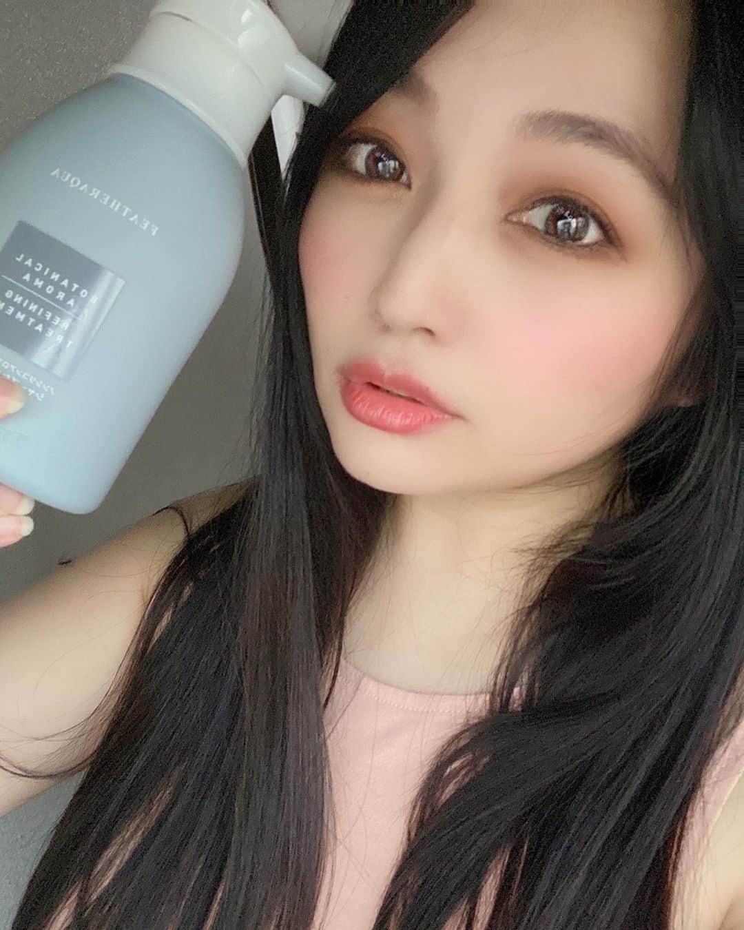 橋元優菜のインスタグラム：「＊ ＊ アロマシャンプー始めました🧴 フェザーアクアの匂い結構好きかも。 お風呂上がりもいい感じに纏まってます🧖🏼‍♀️ スカルプケアもできるので、ちょっといいシャンプー探してる方はぜひ。 ＊ ＊ ↓フェザーアクア @featheraqua  https://instagram.com/featheraqua?igshid=65rp3k7b7  #featheraqua #フェザーアクア #ヘアケア #化粧品 #シャンプー #トリートメント #日本 #ノンシリコン #ボタニカル #アロマ #スカルプ #植物 #アミノ酸シャンプー #湯上がり #japanesegirl #shampoo #黒髪 #黒髪ロング #ヘアスタイル #アラサー美容 #アラサーメイク #大人女子 #大人メイク #たれ目 #透明感 #美魔女 #美容垢 #blackhair #お姉さん系 #エロさ」