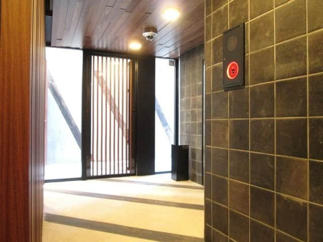 グッドルームさんのインスタグラム写真 - (グッドルームInstagram)「▼温もりと共に。  温もりを感じられるお部屋の地下には、 ゆったりした自分だけの空間が広がっていました。 ⁠ -------------------⁠ ⁠ 東京 #白山 2DK 45.39㎡  木目調の内装に温かみを感じられる メゾネットタイプのお部屋。  玄関は土間のように少し広く、 ホテルのような空間で迎えてくれます◎  一面の壁はコンクリート打ち放しになっており 遮音性に優れているのが嬉しいですね。  1番の特徴はメゾネット。 地下に大きなお部屋があります。  さらに、地下は仕切り扉を使うことで 2部屋にも1部屋にもなります。 寝室と趣味の部屋として、 使い分けもできるのが魅力的ですよね！  脱衣所は、お洒落な洗面台もあり まとまっているので家事動線も楽ちん◎ ⁠ ・⁠ こちらの物件は実際に住めるお部屋です。詳細はストーリー、ハイライトにて！⁠ ・⁠ こだわりのお部屋探しは、@goodroom_jp から URLをチェック！⁣⁣⁣⁣⁣⁣⁣⁣⁣⠀⁣⠀⁠ ・⠀⁠ ※最新のお家賃につきましては、リンク先物件ページからご確認ください。⁠ ⁠・⁠ #goodroom #interiordesign #decoration #myhome #homedesign #interiordecor #urbanlife #apartment #tokyo⁠ #東京 #生活 #シンプルな暮らし #シンプルライフ #日々の暮らし #引っ越し #暮らしを整える #二人暮らし #物件探し #お部屋探し #お洒落な暮らし #理想の空間 #空間デザイン #間取り図 #賃貸⁠ #丁寧な暮らし #メゾネット  #コンクリート打放し  #ナチュラル空間 #階段のある家」6月2日 19時30分 - goodroom_jp