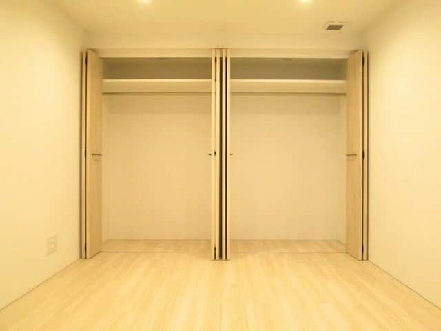 グッドルームさんのインスタグラム写真 - (グッドルームInstagram)「▼温もりと共に。  温もりを感じられるお部屋の地下には、 ゆったりした自分だけの空間が広がっていました。 ⁠ -------------------⁠ ⁠ 東京 #白山 2DK 45.39㎡  木目調の内装に温かみを感じられる メゾネットタイプのお部屋。  玄関は土間のように少し広く、 ホテルのような空間で迎えてくれます◎  一面の壁はコンクリート打ち放しになっており 遮音性に優れているのが嬉しいですね。  1番の特徴はメゾネット。 地下に大きなお部屋があります。  さらに、地下は仕切り扉を使うことで 2部屋にも1部屋にもなります。 寝室と趣味の部屋として、 使い分けもできるのが魅力的ですよね！  脱衣所は、お洒落な洗面台もあり まとまっているので家事動線も楽ちん◎ ⁠ ・⁠ こちらの物件は実際に住めるお部屋です。詳細はストーリー、ハイライトにて！⁠ ・⁠ こだわりのお部屋探しは、@goodroom_jp から URLをチェック！⁣⁣⁣⁣⁣⁣⁣⁣⁣⠀⁣⠀⁠ ・⠀⁠ ※最新のお家賃につきましては、リンク先物件ページからご確認ください。⁠ ⁠・⁠ #goodroom #interiordesign #decoration #myhome #homedesign #interiordecor #urbanlife #apartment #tokyo⁠ #東京 #生活 #シンプルな暮らし #シンプルライフ #日々の暮らし #引っ越し #暮らしを整える #二人暮らし #物件探し #お部屋探し #お洒落な暮らし #理想の空間 #空間デザイン #間取り図 #賃貸⁠ #丁寧な暮らし #メゾネット  #コンクリート打放し  #ナチュラル空間 #階段のある家」6月2日 19時30分 - goodroom_jp