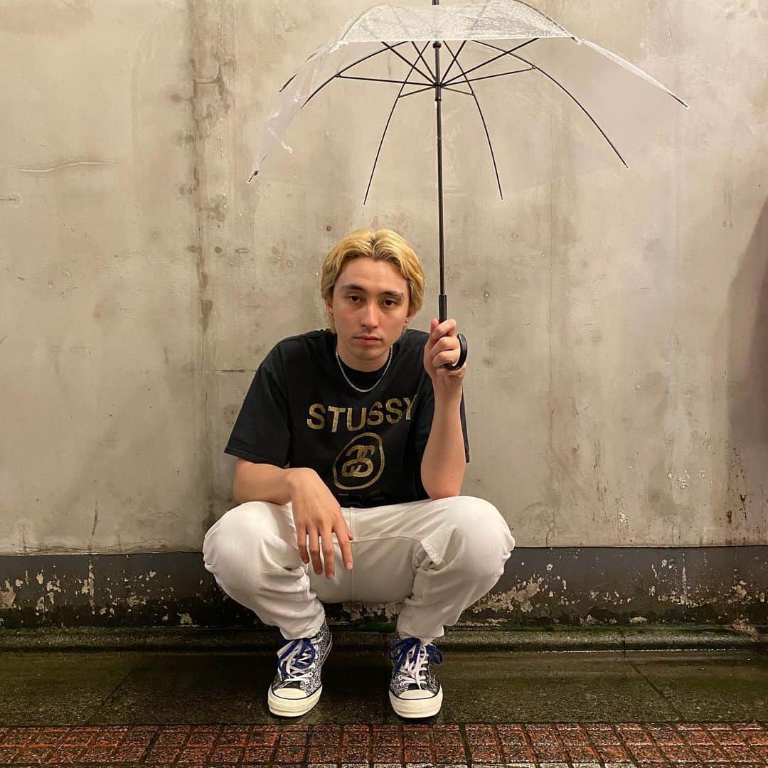 のインスタグラム：「雨は嫌い。」