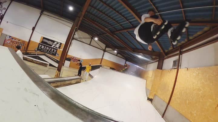 安床武士のインスタグラム：「One line at @trinitytokyo !! 🎥 @narita1984 . 久々のミニランプ、楽しかった！ @usdskates  @goodskates_inc  @canamonroad_japan  @lzbn_official  @papasu1048  #usdskates #usdaeon #rollerblading #inlineskate #takeshiyasutoko #インラインスケート #ローラーブレード  #安床武士 #GoProMAX」