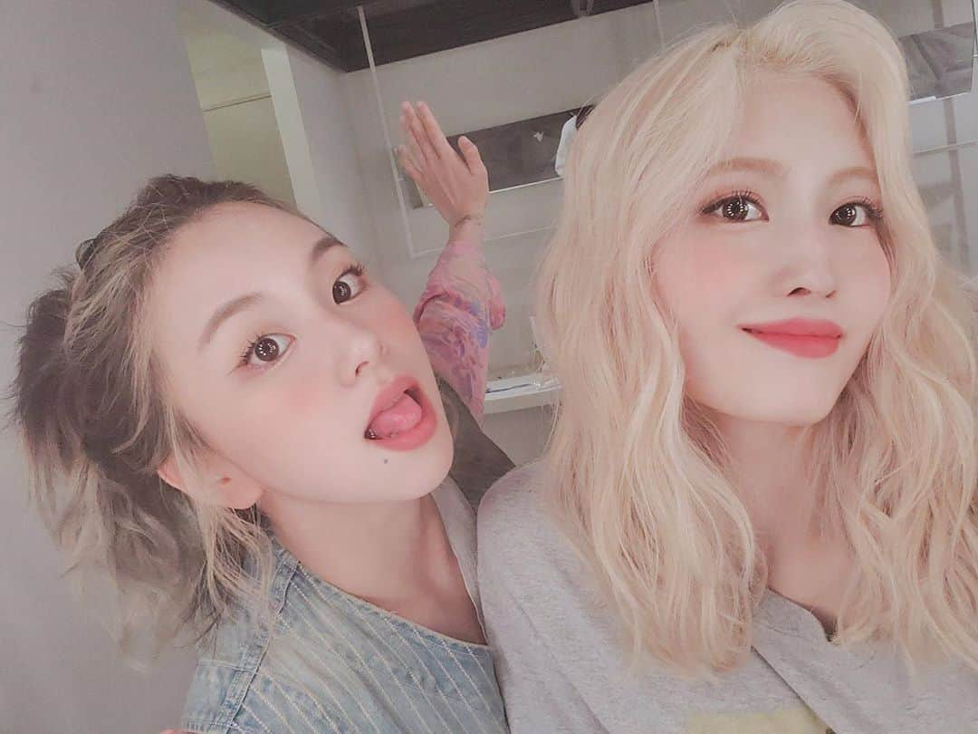 モモさんのインスタグラム写真 - (モモInstagram)「Selfies from the Spotify Live Chat 💛 - we are so blessed with all these selfies, i’m gonna spread them out over a few posts 😚 #MOMO #트와이스 #모모 #平井もも #もも #TWICE」6月2日 19時33分 - momojype