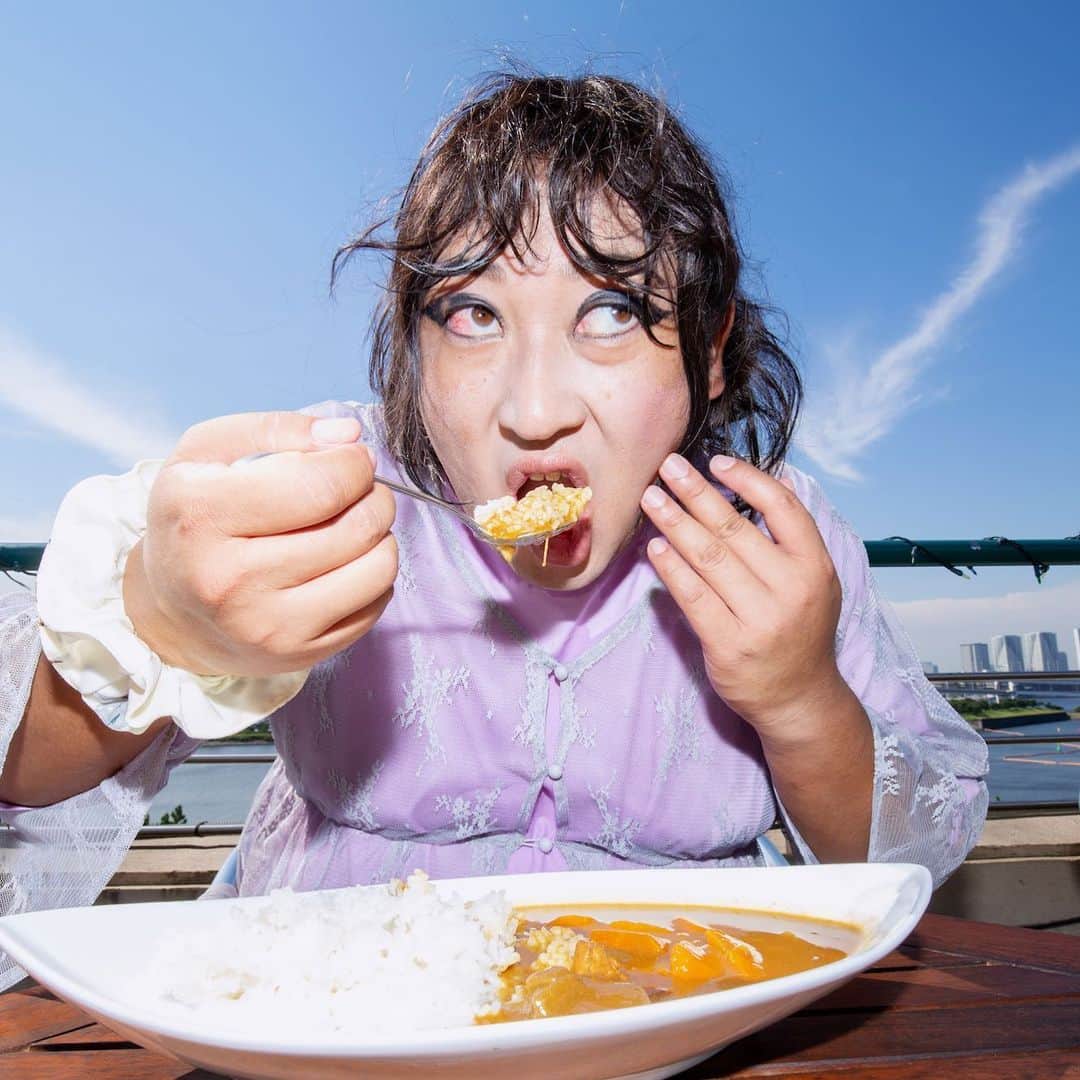 クリエイターズ・ファイル公式（ロバート秋山）さんのインスタグラム写真 - (クリエイターズ・ファイル公式（ロバート秋山）Instagram)「・ 6月2日は横浜カレー記念日。 ・ 女性フードソルジャーのクイーンに君臨するサタン小松田。 ・ 大食いの殿堂WFWGの決勝で「PTAカレー対決」に残ったのは サタンと、精肉店勤務で肉類に絶対的な強さを発揮する"ミート石鍋"、小柄な体で次々とライバルをなぎ倒していく"おかぴぃ"の3人というのは有名な話。 ・ では、おかぴぃの普段の職業は何でしょう?! ・ 答えは明日の投稿の最後で! ※昨日のクイズの答え→「ポコ・スケーティングスクール・ハレルヤ」 ・ #クリエイターズファイル #サタン小松田 #フードソルジャー #フード #クイーン #カレー #対決 #決勝 #大食い #クリエイター #クリエイティブ #記念日 #ダイアリー #写真日記 #日記 #サプライズ #ザテレビジョン」6月2日 19時34分 - creatorsfile_officialgoods
