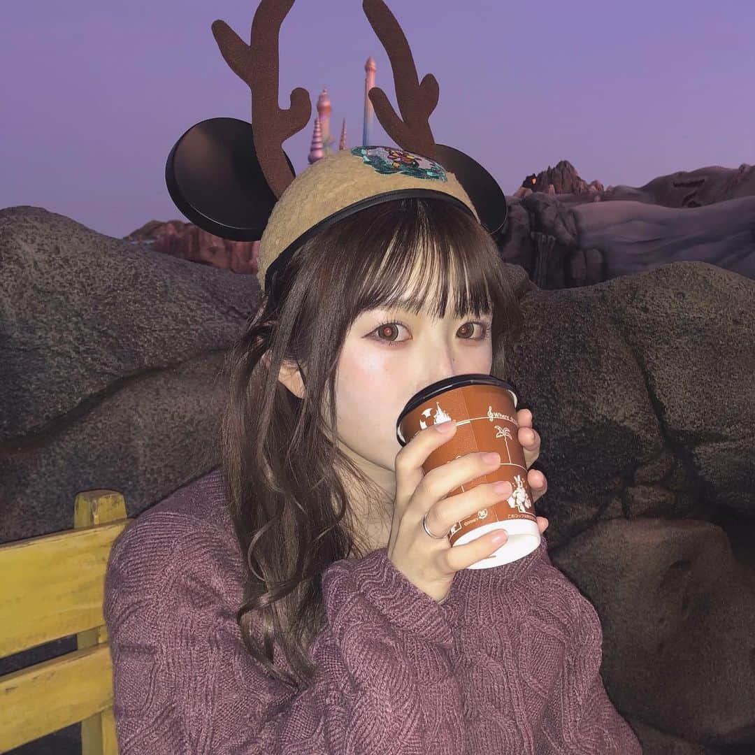 青木菜花のインスタグラム：「.﻿ .﻿ お仕事や学校はもうはじまりましたか？🤭﻿ ﻿ 私はこの間のもらもらいが悪化して結膜炎になっちゃってしばらく眼鏡生活送ってます…😭﻿ ﻿ 早く治れれれれれ！﻿ また明日も頑張ろうねーーーー！🥰﻿ .﻿ . #過去pic #過去ピク #ディズニー #ディズニーシー #クリスマスディズニー #クリスマス #instagood #instalike #lfl #l4l #ホットココア #トナカイ #イヤーハット #tokyodisneysea」