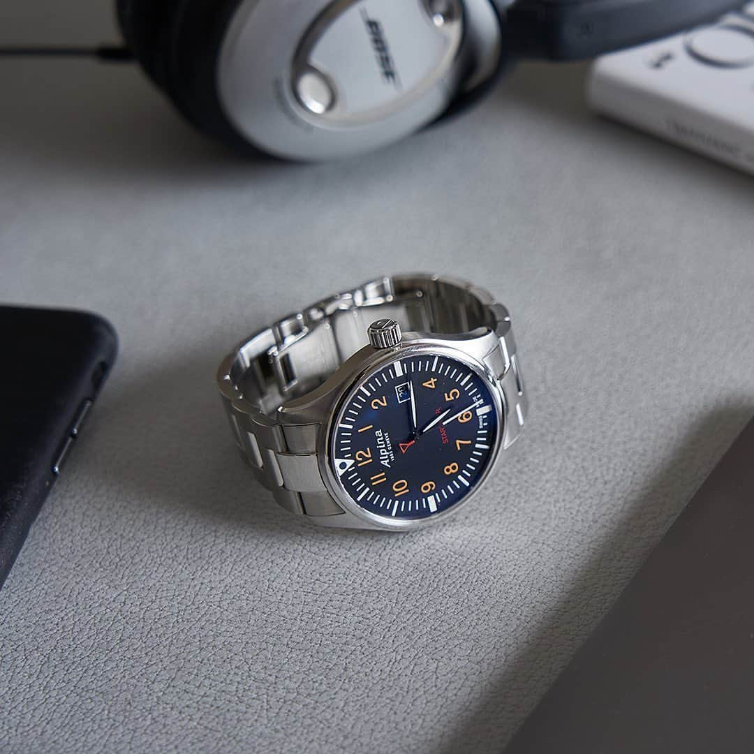 Alpina Watches Japanさんのインスタグラム写真 - (Alpina Watches JapanInstagram)「ビジネスにもアクティブな休日にも、シーンを選ばないエッセンシャルなアイテム ㅤㅤㅤㅤㅤㅤㅤㅤㅤㅤㅤㅤㅤ 濃紺のダイヤルに浮かぶ鮮やかなオレンジのインデックス、ひと目で日付がわかるデイト表示、無反射コーティングを施した風防と、視認性の高さにこだわったモデル。パイロットのために作られた時計ゆえの機能ですが、分刻みで働くビジネスマンにも欠かせないものです。活動的に過ごすオフタイムにもぴったり。 ㅤㅤㅤㅤㅤㅤㅤㅤㅤㅤㅤㅤㅤ 《スタータイマー パイロット クォーツ》 AL-240N4S6B ¥64,000+tax クォーツ、10気圧防水、ステンレススチール . . . . . . #Alpina #AlpinaWatchesJapan #swissmade #swisswatch #watch #wristwatch #sportwatch #outdoor#startimer #pilot #pilotwatch #アルピナ #アルピナウォッチ #スイス時計 #時計 #腕時計 #スポーツウォッチ #アウトドア #スタータイマー #パイロット #パイロットウォッチ」6月2日 19時36分 - alpinawatchesjapan