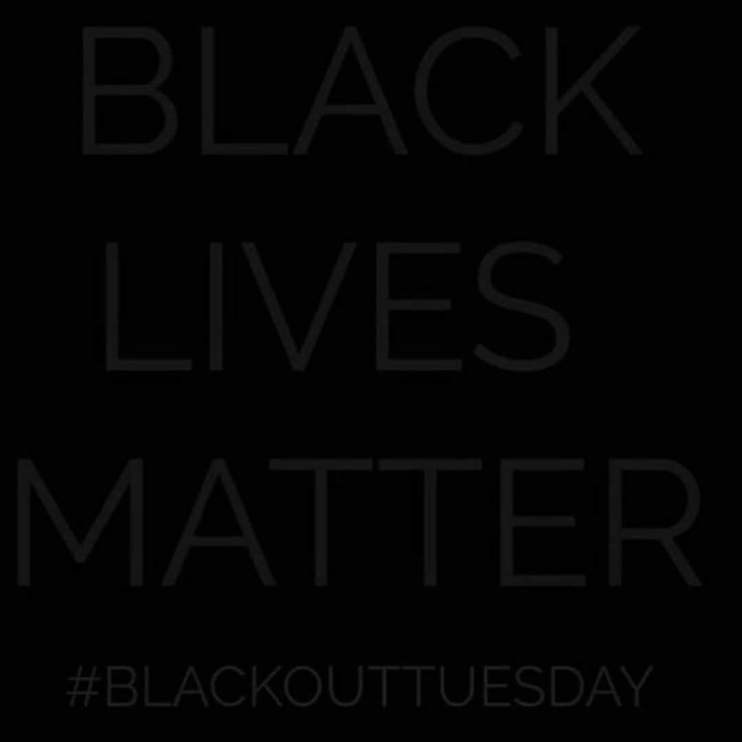 パピ・ジロボジのインスタグラム：「✊🏿✊🏾✊✊🏼✊🏽✊🏽... #blackouttuezday  #domegoodandIdoyougoodplease」