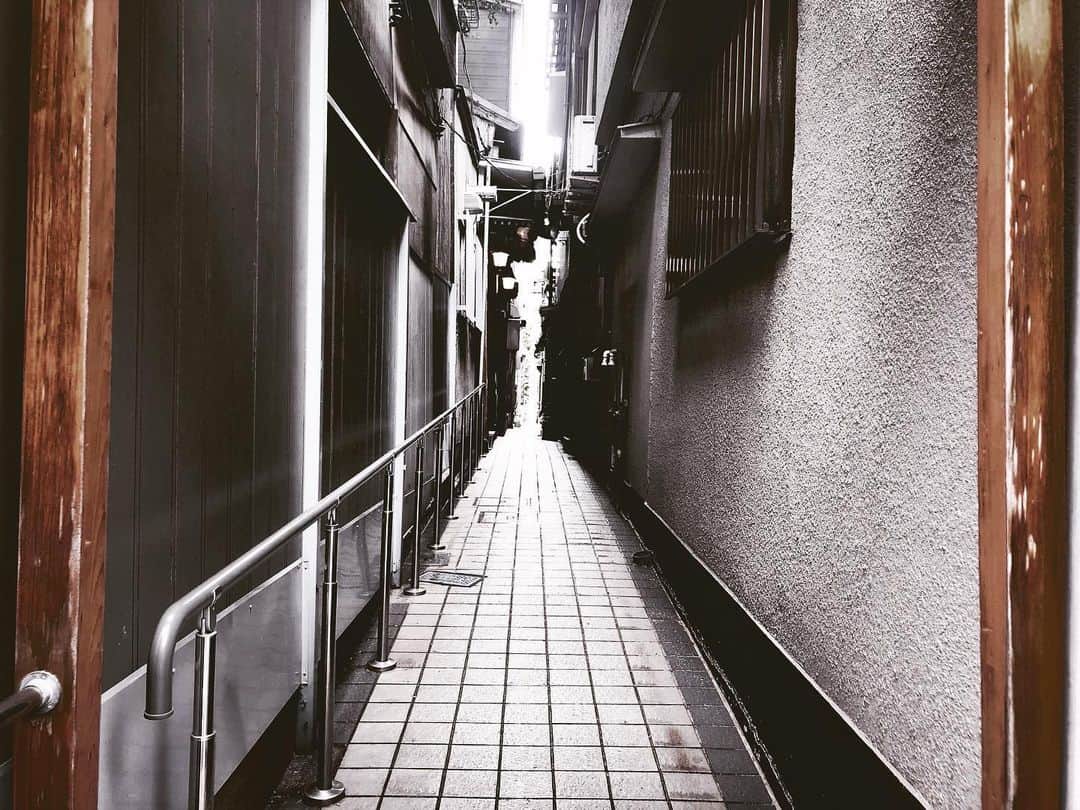 青山草太さんのインスタグラム写真 - (青山草太Instagram)「路地。  どうしてもシンメトリーに撮りたがる（笑）  #青山草太#sotaaoyama #日本#japan #路地#alley #シンメトリー#symmetry」6月2日 19時41分 - sotaaoyama