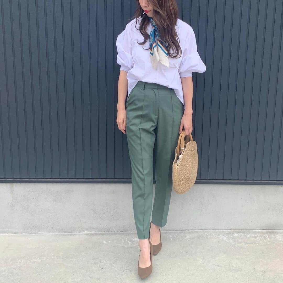 ryuu79hinaのインスタグラム：「#code 🍒 ・ ・ あめりふく♡♡ ・ ・ チンツ加工のテーパードパンツ💚 とにかくシルエットが綺麗🤩👍✨ ・ ・ スカーフはアナスイ×UNIQLOコラボのものだよ。 ・ ・ いつかのコーデでした🙇‍♀️ ・ ・ ━━━━━━━━━━━━━━━ #amerivintage#UNIQLO#ユニクロ#アナスイ#コラボ#コラボ商品#ZARA#mineby3mootd#ロカリ#ootd_kob#コーデ記録#ママコーデ#シンプルコーデ#大人カジュアル#ファッション#コーデ#いつコ#プチプラ#プチプラコーデ#코디#옷#패션스타그램#옷스타그램#코디스타그램#좋아요#좋아요환영#인스타그램#일상」