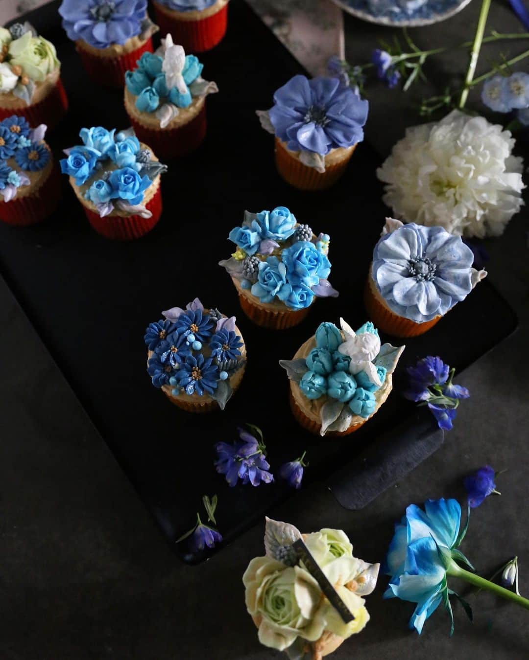 청담 수케이크 (atelier soo)さんのインスタグラム写真 - (청담 수케이크 (atelier soo)Instagram)「ㅡ Sooclass Basic ⚜️ 배운날바로연습하고계신학생분 진짜너무감동이에요.집중.몰입잘해주시는만큼예쁜케이크. 무엇을시켜도잘해내버릴것같은천하무적반 두번째시간주제는 blue인데 블루색뽑기도참재밌어요. 블루컬러안에서도 다양하게표현가능한색들 블루뽀개기 💙 ㅡ #flower #cake #flowercake #partycake #birthday #bouquet #buttercream #baking #wilton #weddingcake ㅡ www.soocake.com vkscl_energy@naver.com」6月2日 19時59分 - soocake_ully