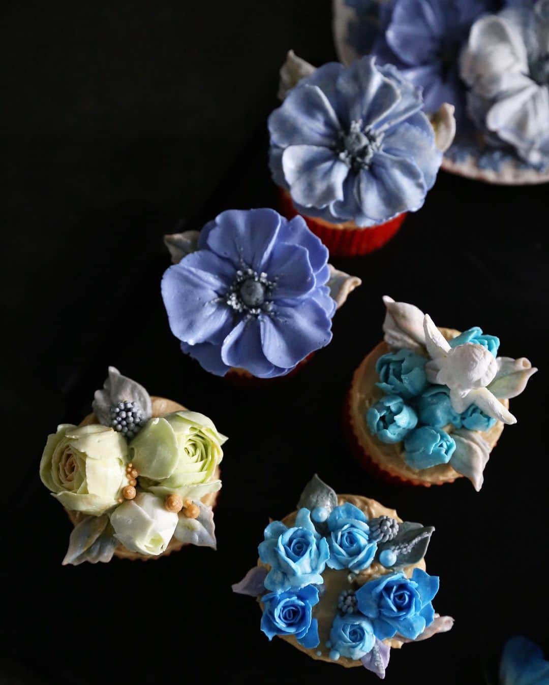 청담 수케이크 (atelier soo)さんのインスタグラム写真 - (청담 수케이크 (atelier soo)Instagram)「ㅡ Sooclass Basic ⚜️ 배운날바로연습하고계신학생분 진짜너무감동이에요.집중.몰입잘해주시는만큼예쁜케이크. 무엇을시켜도잘해내버릴것같은천하무적반 두번째시간주제는 blue인데 블루색뽑기도참재밌어요. 블루컬러안에서도 다양하게표현가능한색들 블루뽀개기 💙 ㅡ #flower #cake #flowercake #partycake #birthday #bouquet #buttercream #baking #wilton #weddingcake ㅡ www.soocake.com vkscl_energy@naver.com」6月2日 19時59分 - soocake_ully