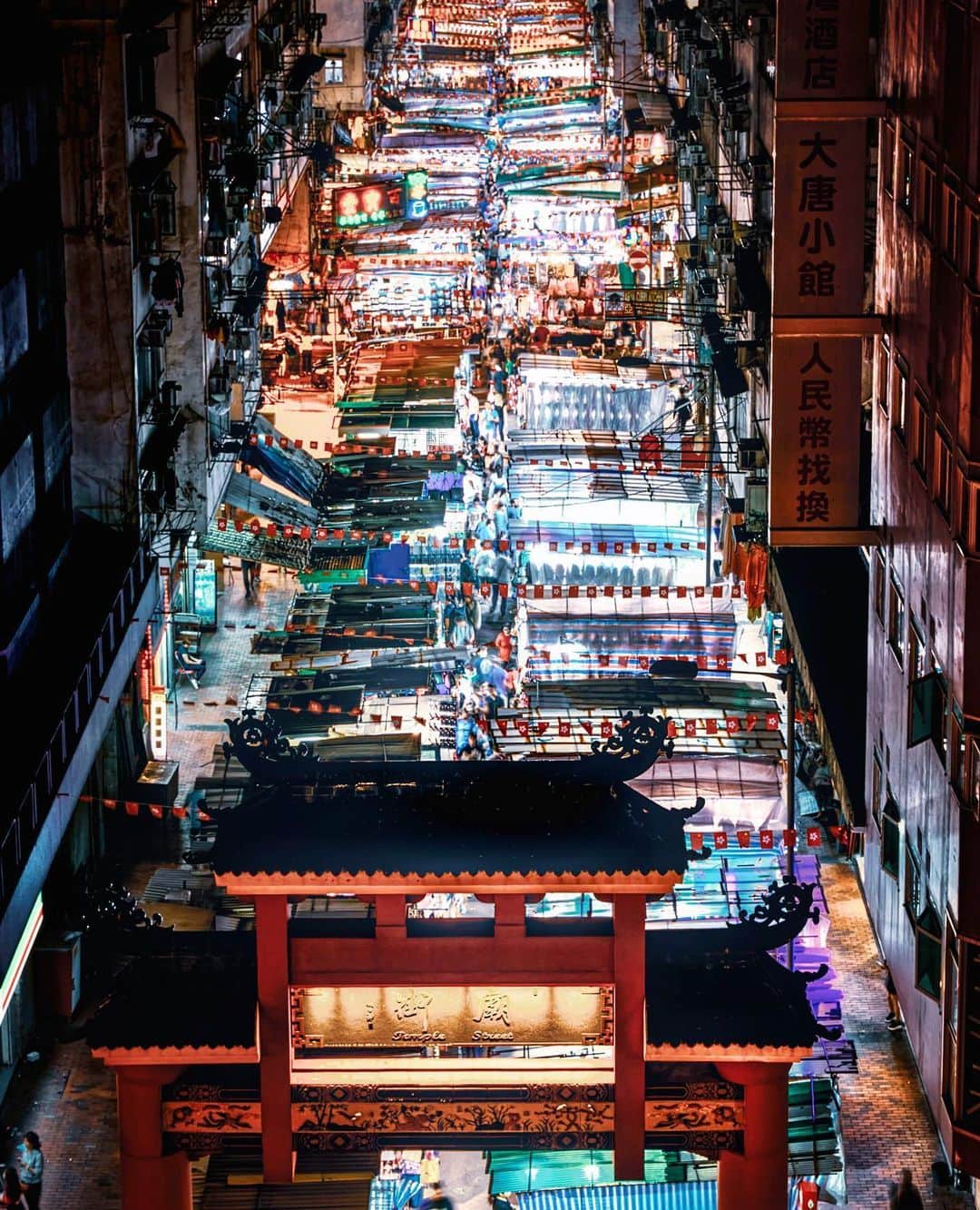 HAYAMI HANNAH ハナさん ど田舎のインスタグラム：「Temple Street #🇭🇰 Miss You Too ! ;  #hayamihannah  #FreeHK #香港 #Sonyimagegallery  #discoverhongkong #instameethk⁠ #awesomehongkong  #hongkongphotography⁠ #unlimitedhongkong  #exploringhongkong⁠ #hongkongstreets  #hongkongnight  #hkphotography ⁠ #hongkong  #hongkonglifestyle #Hongkonginsta  #hongkongstreetphotography⁠ #visualhongkong  #reframinghk  #travelphotography #Bealpha  #sonyimages #moodygrams⁠  #asianlens #letsguide #Eyeempohoto #線維筋痛症 #yourshotphotographer」