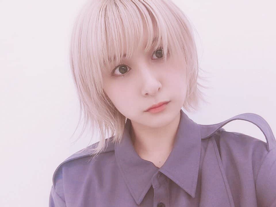 吉田有里のインスタグラム：「New hair  #ウルフカット #ウルフ #ハッシュカット #허쉬컷﻿ #金髪 #ハイトーン #금발」