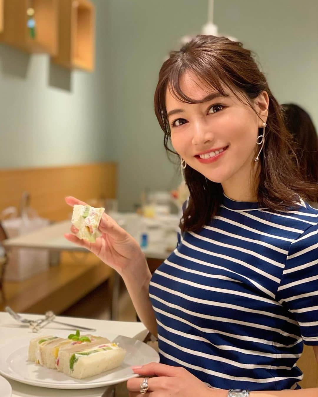 石井里奈さんのインスタグラム写真 - (石井里奈Instagram)「こんばんは😋💕 . 今夜は久々の里奈ログ🥺✨❣️ . 週末撮影終わりに久々に大好きな @centre_the_bakery へ🍞食パンで有名で行列が絶えないお店✨💕 . お店の中では出来立てのサンドイッチがたべられるの🥺✨今回は、たまごサンドとフルーツサンドとフィレかつサンドをオーダー😘（久々で頼みすぎた笑） . もうね、どれも絶品🙆‍♀️✨ しかも食パンが出来立てでふわふわ✨🍞 . お店で食べるとパンの耳も食べられて、自分でトーストしたりして、色々最後まで存分にパンを楽しめる感じ🙆‍♀️✨ . コロナ対策も徹底されていて安心して食事を楽しめました😋🍞💕 . また食べに行きたいな💕久々のりなログ投稿できて嬉しい🥺 . 今日もお疲れ様でした💕 . #りなまるグルメ #ランチ #東京ランチ #フルーツサンド #サンドイッチ #食パン #食パン専門店 #パン #パン好き #カフェ #東京カフェ #銀座カフェ #銀座ランチ #ginza #グルメ #グルメ女子 #フルーツ #生クリーム #デザート #おやつ #とんかつ #肉 #肉好き #ボーダー #カツサンド #たまごサンド #sandwich #pancakes #パンケーキ #インスタ映え」6月2日 20時02分 - ri7tin1025