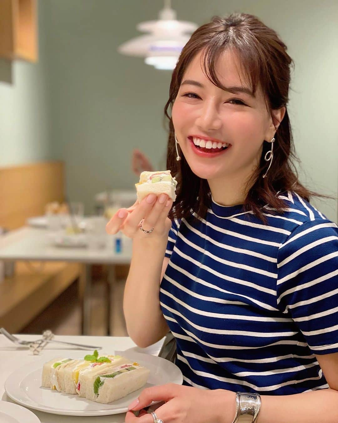 石井里奈さんのインスタグラム写真 - (石井里奈Instagram)「こんばんは😋💕 . 今夜は久々の里奈ログ🥺✨❣️ . 週末撮影終わりに久々に大好きな @centre_the_bakery へ🍞食パンで有名で行列が絶えないお店✨💕 . お店の中では出来立てのサンドイッチがたべられるの🥺✨今回は、たまごサンドとフルーツサンドとフィレかつサンドをオーダー😘（久々で頼みすぎた笑） . もうね、どれも絶品🙆‍♀️✨ しかも食パンが出来立てでふわふわ✨🍞 . お店で食べるとパンの耳も食べられて、自分でトーストしたりして、色々最後まで存分にパンを楽しめる感じ🙆‍♀️✨ . コロナ対策も徹底されていて安心して食事を楽しめました😋🍞💕 . また食べに行きたいな💕久々のりなログ投稿できて嬉しい🥺 . 今日もお疲れ様でした💕 . #りなまるグルメ #ランチ #東京ランチ #フルーツサンド #サンドイッチ #食パン #食パン専門店 #パン #パン好き #カフェ #東京カフェ #銀座カフェ #銀座ランチ #ginza #グルメ #グルメ女子 #フルーツ #生クリーム #デザート #おやつ #とんかつ #肉 #肉好き #ボーダー #カツサンド #たまごサンド #sandwich #pancakes #パンケーキ #インスタ映え」6月2日 20時02分 - ri7tin1025