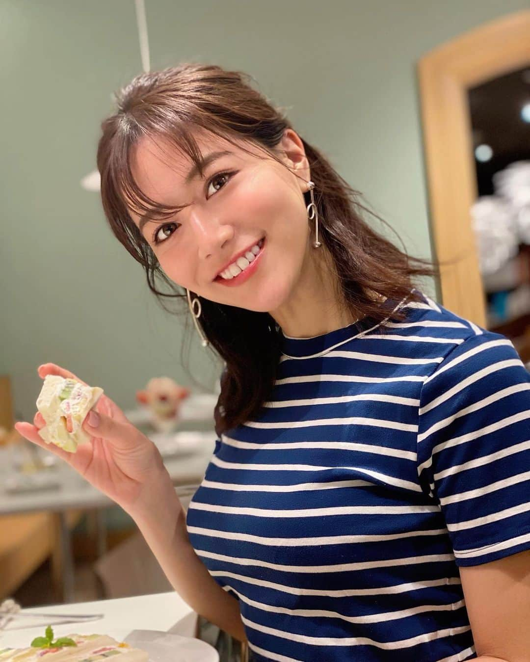 石井里奈さんのインスタグラム写真 - (石井里奈Instagram)「こんばんは😋💕 . 今夜は久々の里奈ログ🥺✨❣️ . 週末撮影終わりに久々に大好きな @centre_the_bakery へ🍞食パンで有名で行列が絶えないお店✨💕 . お店の中では出来立てのサンドイッチがたべられるの🥺✨今回は、たまごサンドとフルーツサンドとフィレかつサンドをオーダー😘（久々で頼みすぎた笑） . もうね、どれも絶品🙆‍♀️✨ しかも食パンが出来立てでふわふわ✨🍞 . お店で食べるとパンの耳も食べられて、自分でトーストしたりして、色々最後まで存分にパンを楽しめる感じ🙆‍♀️✨ . コロナ対策も徹底されていて安心して食事を楽しめました😋🍞💕 . また食べに行きたいな💕久々のりなログ投稿できて嬉しい🥺 . 今日もお疲れ様でした💕 . #りなまるグルメ #ランチ #東京ランチ #フルーツサンド #サンドイッチ #食パン #食パン専門店 #パン #パン好き #カフェ #東京カフェ #銀座カフェ #銀座ランチ #ginza #グルメ #グルメ女子 #フルーツ #生クリーム #デザート #おやつ #とんかつ #肉 #肉好き #ボーダー #カツサンド #たまごサンド #sandwich #pancakes #パンケーキ #インスタ映え」6月2日 20時02分 - ri7tin1025