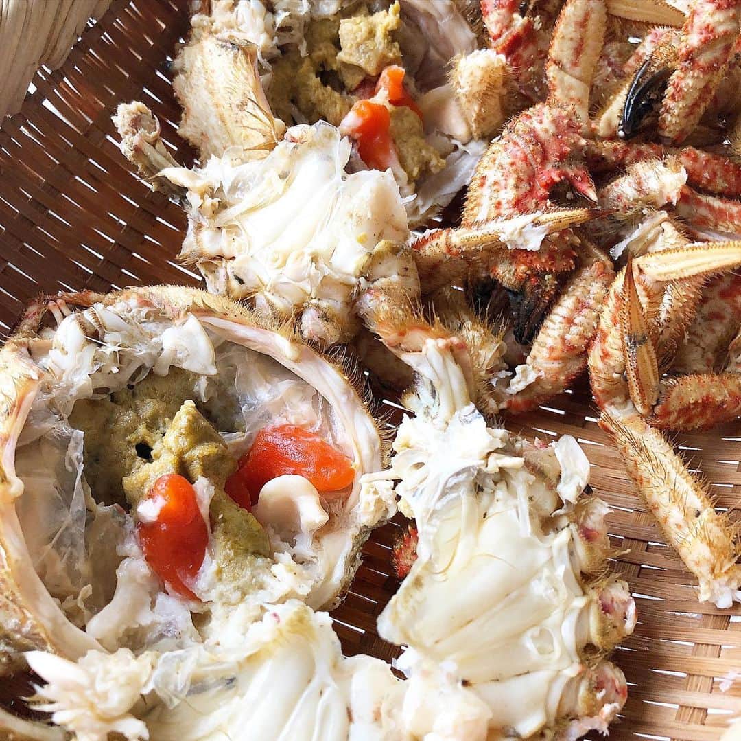 乾雅人のインスタグラム：「八食センター@青森八戸 「トゲクリ蟹」という聞き慣れない名前と「毛蟹より美味い⁉️絶品、メスの内子は5月いっぱい」という謳い文句に惹かれて取り寄せてみた。 5杯、活きた状態で到着。活きた毛蟹を見た事がないので分からんが、毛蟹よりやや薄毛でオレンジっぽい見た目。塩茹でにして甲羅を外すと…濃いオレンジに輝く内子とたっぷり詰まった蟹味噌。 これ、美味いです。 大事なことなのでもう一度言います。 これ美味いですよ。 オスの上海蟹は最高ですが、メスの内子は断然コッチです。 しかも身も食べるとこいっぱいだし。 毎年取り寄せ確定です。 #とげくりがに」