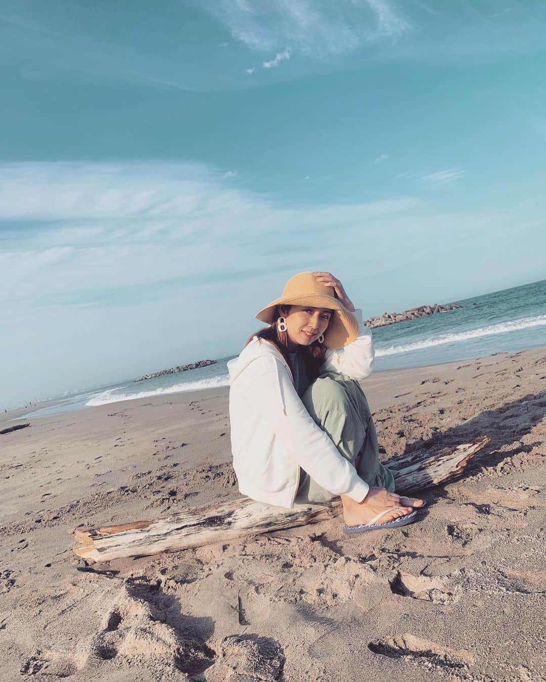 若林翔子のインスタグラム：「. . さんぽしに海🏖 天気が良くてめちゃくちゃ気持ちいー😚  #海　#sea  #昨日も来た #2時間ノンストップ走る #長男カメラマン #なかなかよき」
