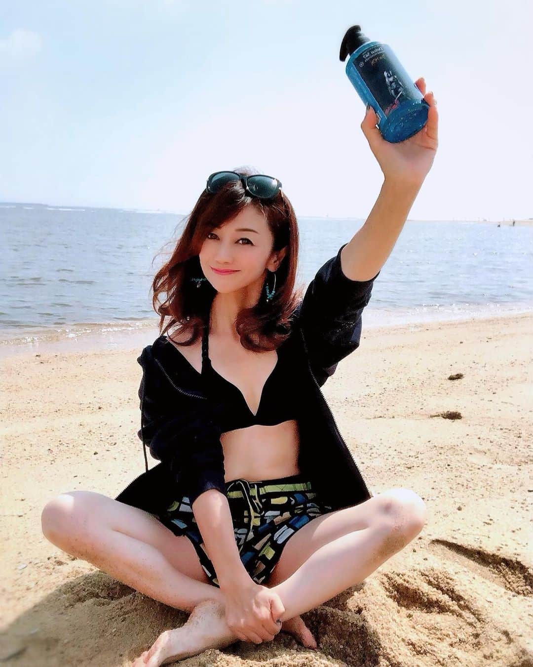 のインスタグラム：「こんばんは🌇 今日は真夏のような暑さでしたね！ . マスク焼けしないように、こまめに日焼け止め塗らないと💦 . そして自粛解除となったけれど、コロナが無くなったわけではなくまだまだ、毎日気を付けて過ごさないといけませんよね！ . 毎日の手洗い、うがいは本当に大事で、特に手洗いのソープはきちんとしたものを家族のために用意しました‼️ . @daemon703 . デーモンから発売されたオリジナル アルコールハンドジェル 携帯サイズもあるからお出かけの時にも便利です😊 . 他のハンドソープとの違いは… 1.  ウィルスに有効なアルコール６１%から70%配合で処方 . 2.  ヒアルロン酸とハトムギ種子エキス配合で潤いを保ってくれます . 3.  デーモンのクリームソーダの香りが持続しちゃう . 4.  アルコール脂質を溶かしウィルスを破壊します . これからはコロナから大事な人達を守ることを第一に考えないといけないので、 やはり色々内容をしっかり把握しないと いけませんよね‼️ . 気になる方は楽天市場で見てね！ . 『アルコールハンドジェル　日本製　公認』 もしくは 『デーモン　アルコールハンドジェル』で検索❣️ . . ご自分のためにも、大切な人のためにも、これからもウイルス対策は怠らないようにしていきましょう‼️✨ . 今日も一日お疲れ様でした😊  #ボディソープ#デーモンボディソープ#美白#美肌#筋トレ女子#スキンケア#美活#美容#肌質改善#ニキビ#スキンケア用品#トレーニング好き#肺血栓塞栓症治った#肺にある血の弾丸やっと溶けた#コロナ#コロナをやっつけろ#自宅待機#自分磨き#デーモンアルコールハンドジェル#ハンドジェル#ウイルス対策#ボディメイク#健康」