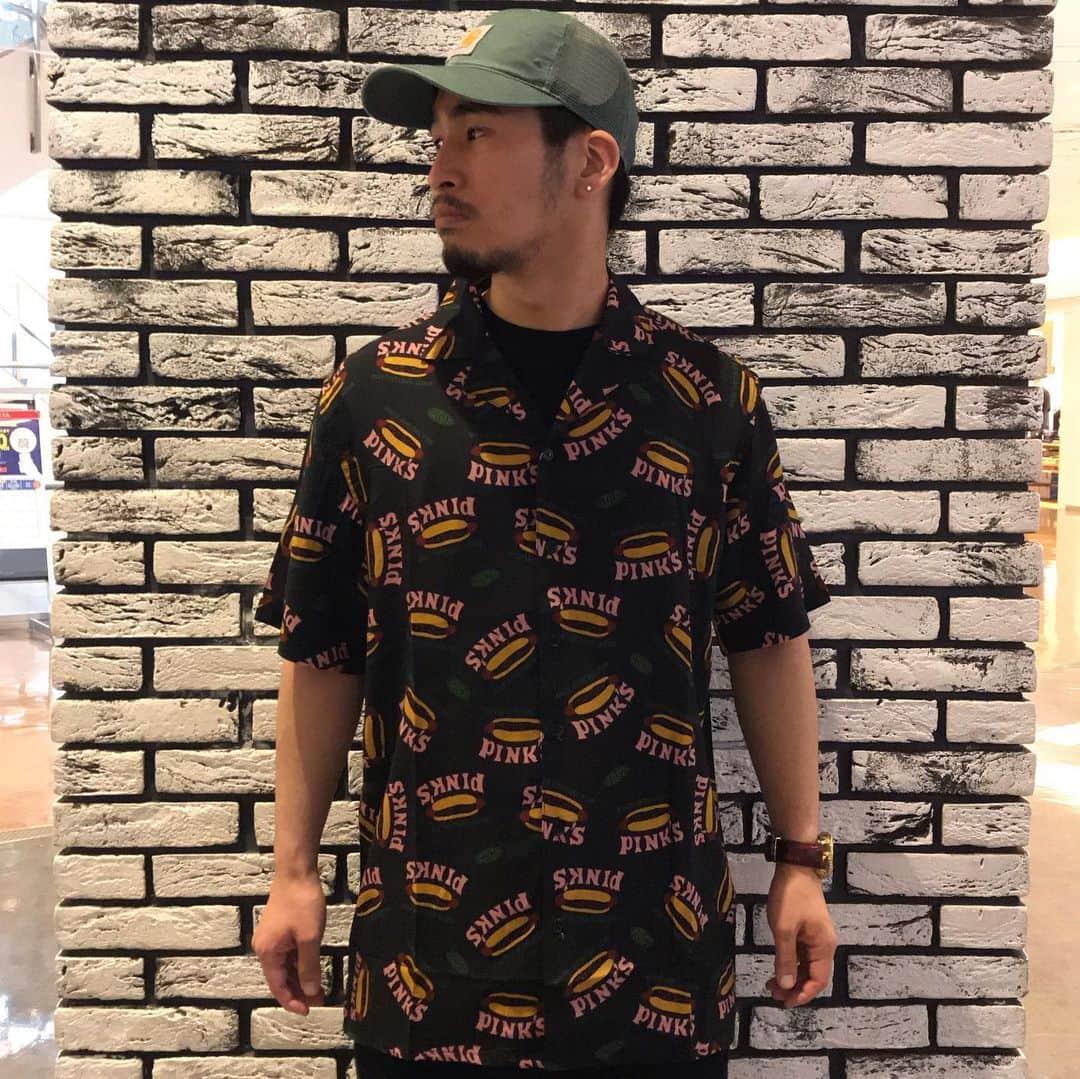 のインスタグラム：「Los Angelesのソウルフードとも言うべき、チリソースが大人気のホットドッグ屋さんPINK'S🌭とCaliforniaのユニセックスブランドPETALS&PEACOCKS によるオフィシャルマーチャンダイジングウェアになります！. . 165cm Mサイズを着用しています。 . 🎡Diver City🗽 11:00-20:00 . #growaround #growaroundnewarrivals  #growarounddivercity  #pink's #petalsandpeacocks」